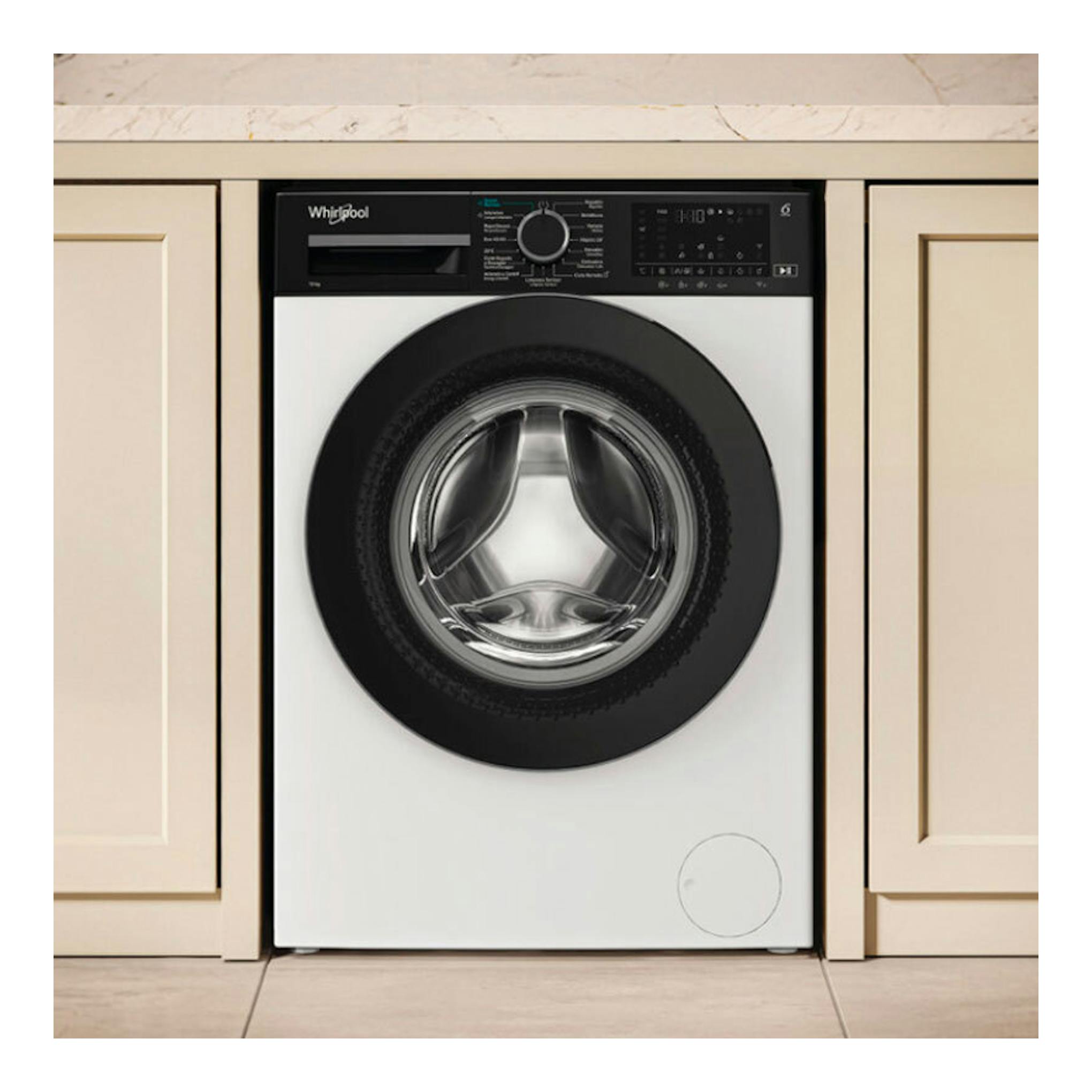 Lavadora Whirlpool WAM 27WB SPT blanca, de carga frontal, vista frontal con panel negro y puerta circular.