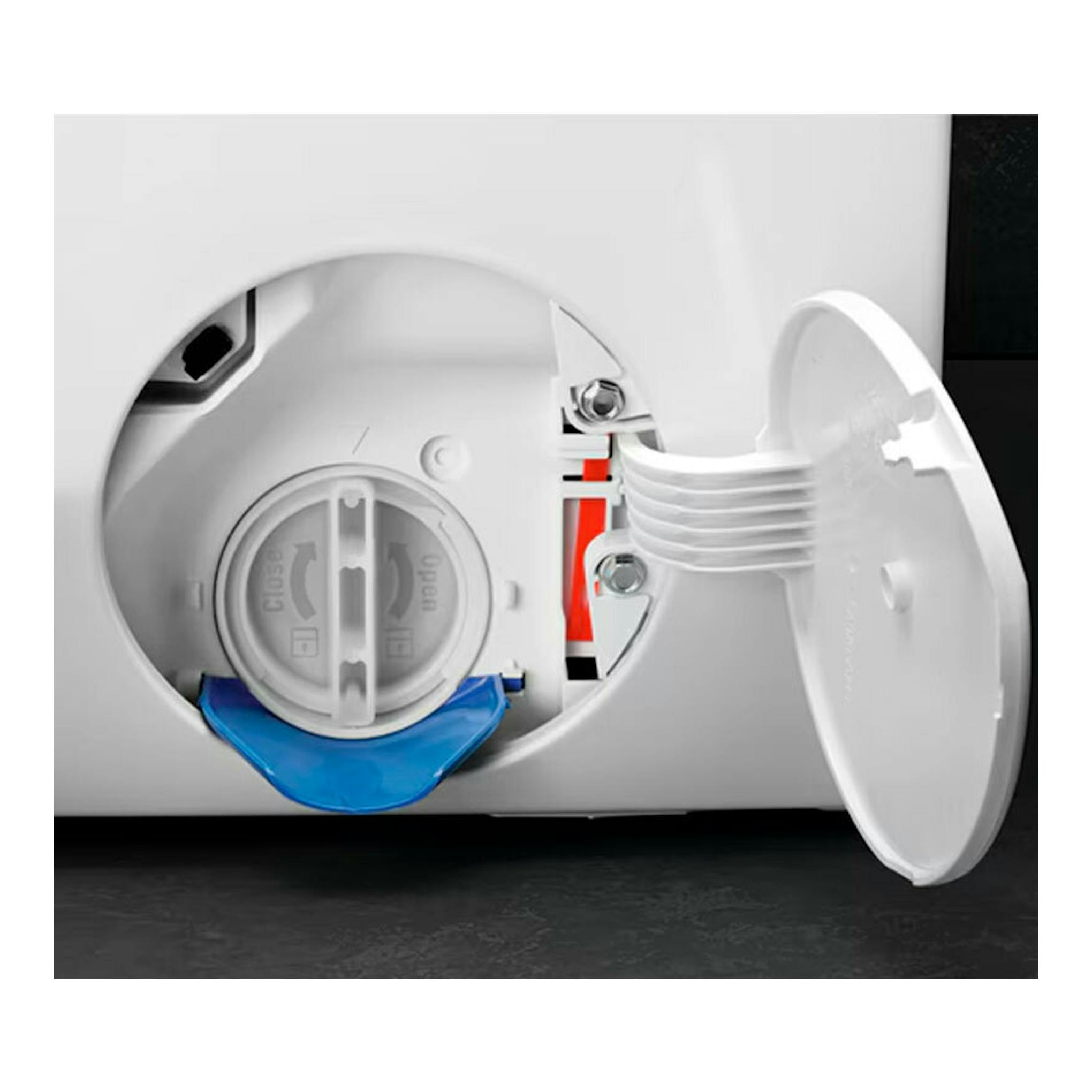 Lavasecadora AEG LWR7304L4B blanca, primer plano de la tapa inferior abierta del filtro de desagüe.