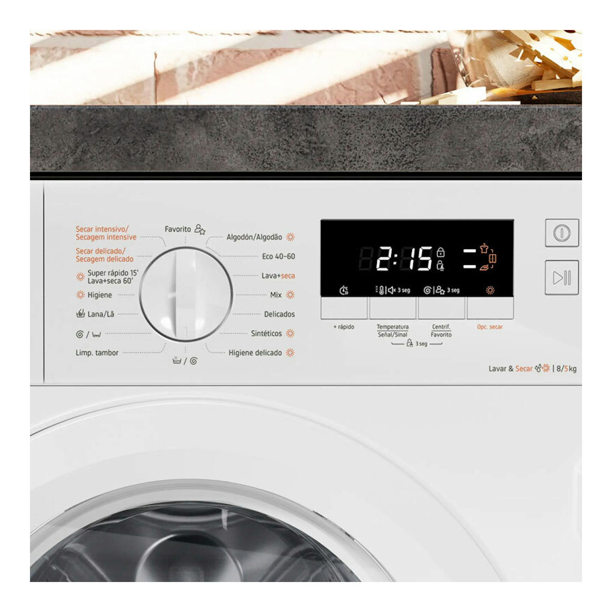 Lavasecadora Balay 3TW885B blanca, vista frontal con selector central y pantalla digital.