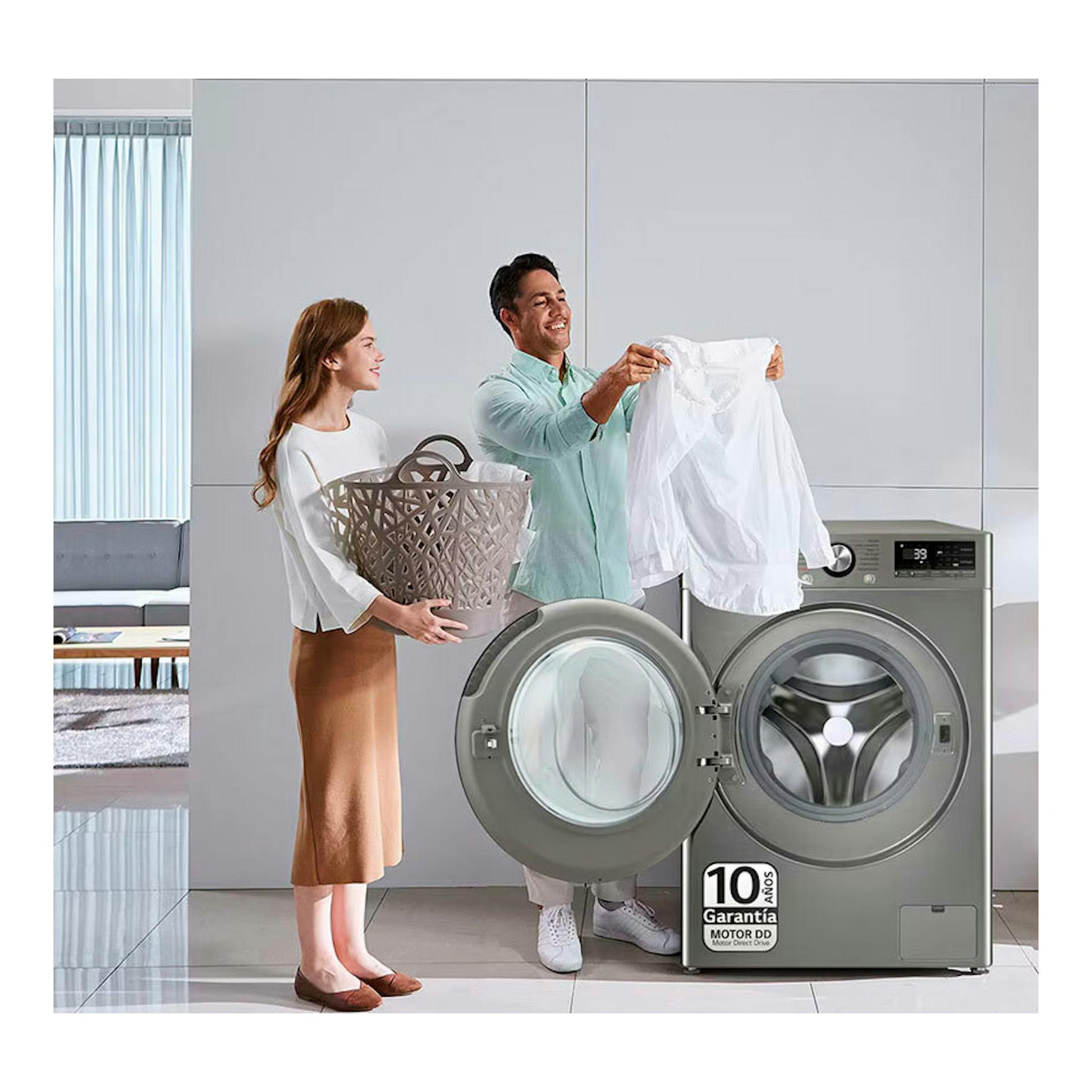 Lavasecadora LG F4DR7009AGS gris, vista frontal con puerta abierta; dos personas sostienen ropa.