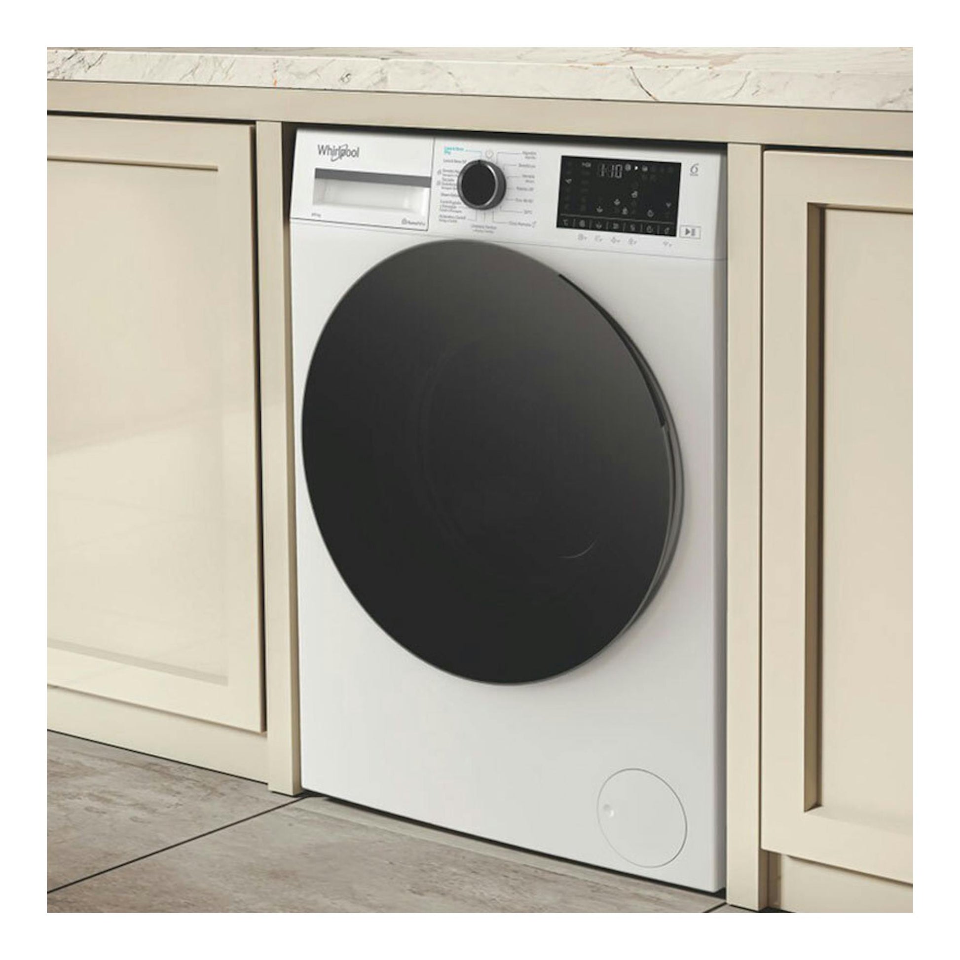 Lavasecadora Whirlpool WAD 8536WBC SPT blanca, vista frontal empotrada con puerta negra.