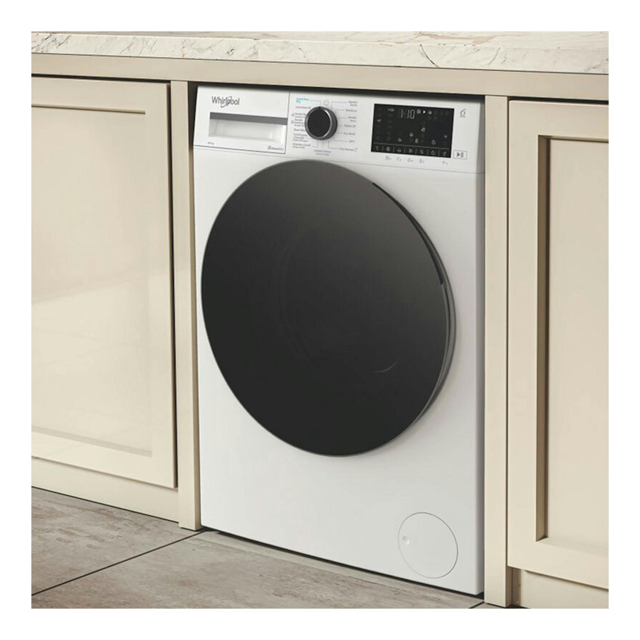 Lavasecadora Whirlpool WAD 8536WBC SPT blanca, vista frontal empotrada con puerta negra.