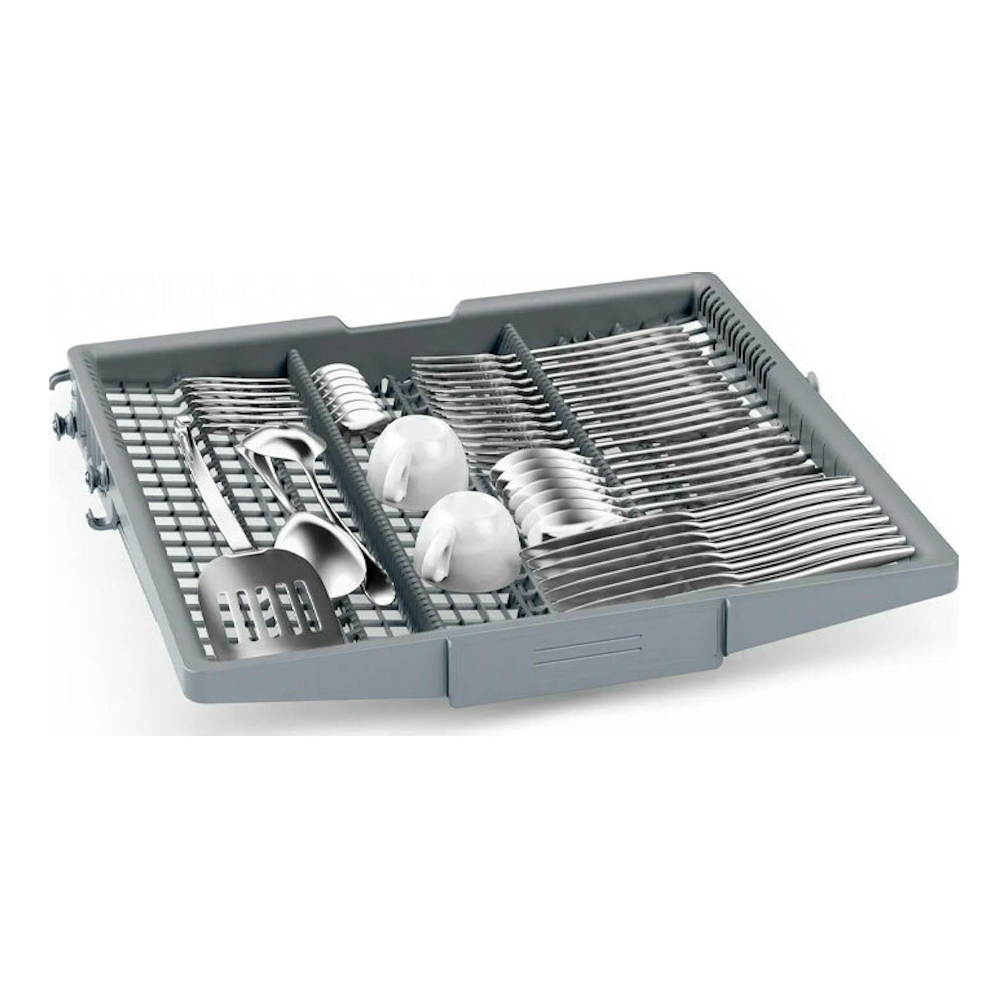 Bandeja gris para cubiertos del lavavajillas Balay 3VS6364IA, con utensilios, vista en ángulo.