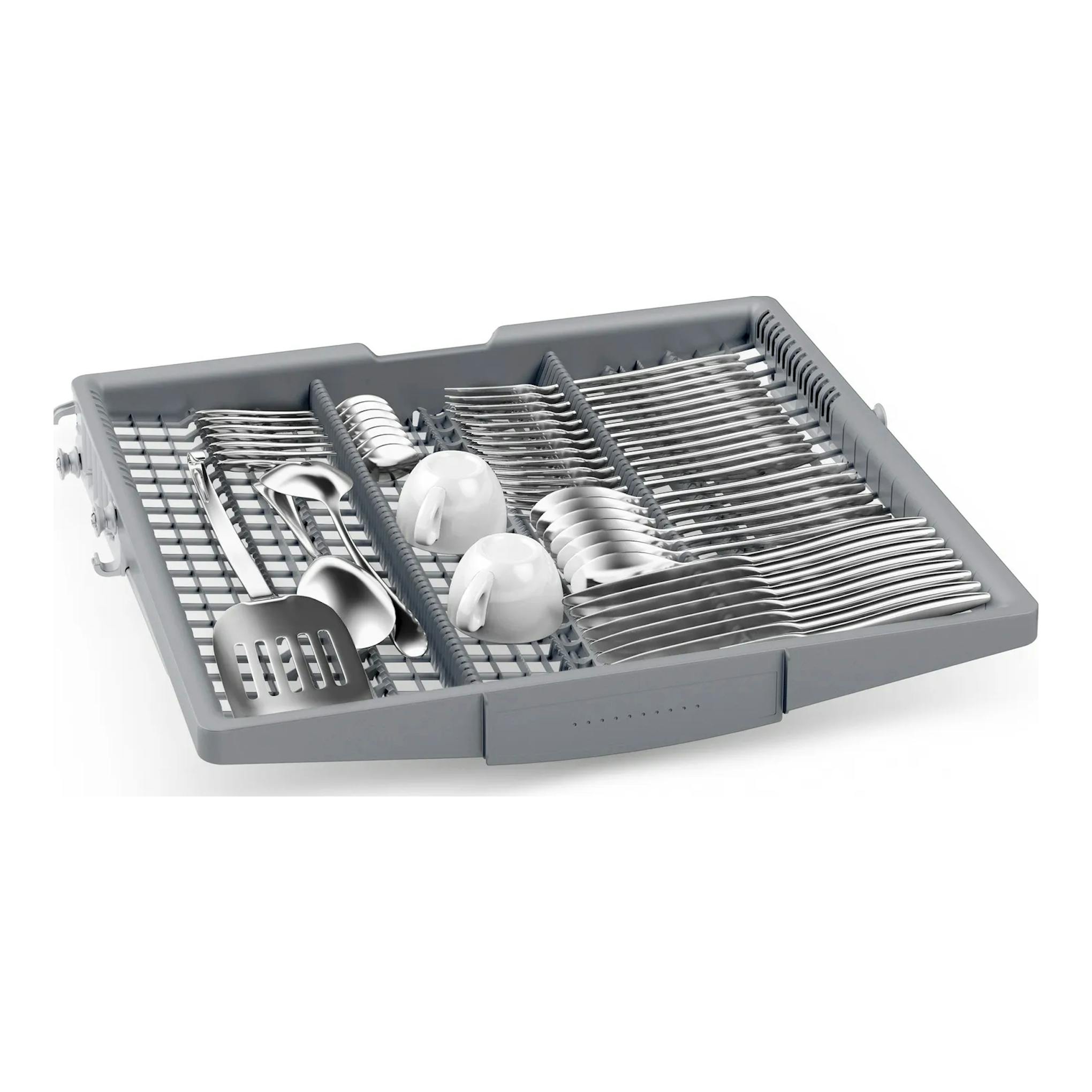Bosch SMS46KW02E: bandeja gris extraíble para cubiertos con cucharas, tenedores y dos tazas, vista en perspectiva.