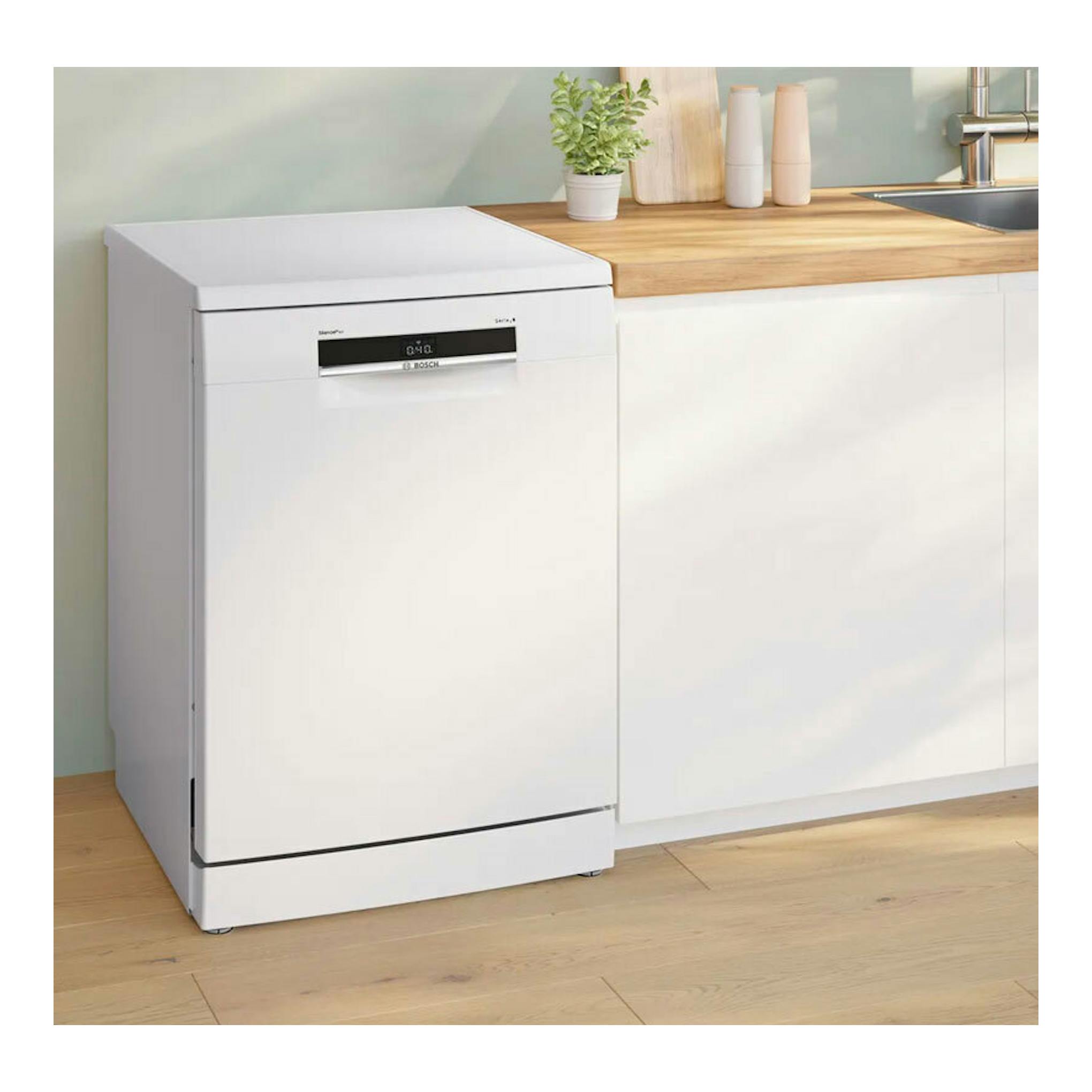 Lavavajillas Bosch SMS6ECW15E blanco, vista frontal en ángulo, junto a una encimera de cocina.