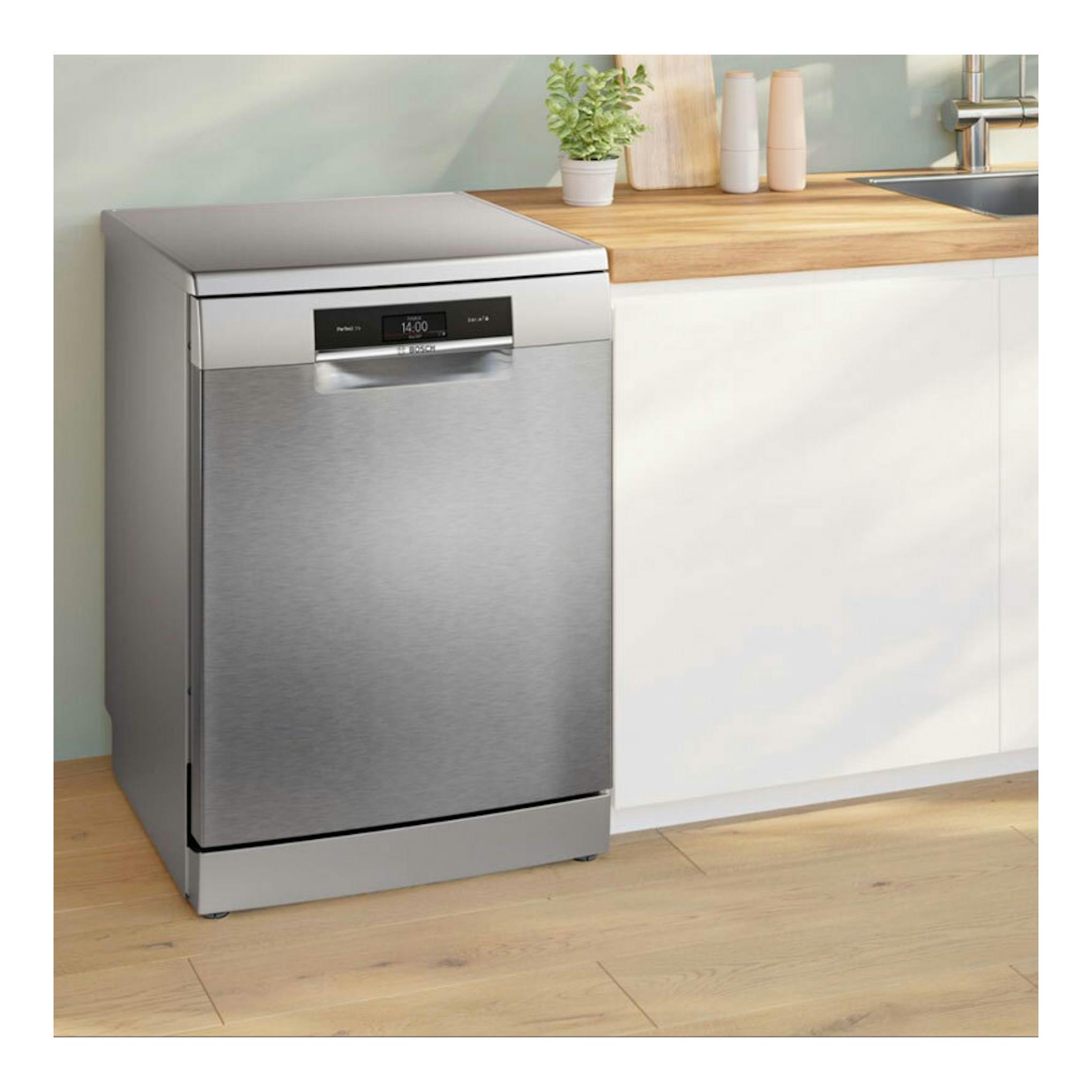 Lavavajillas Bosch SMS8TCI04E de acero inoxidable, vista frontal, en cocina moderna.