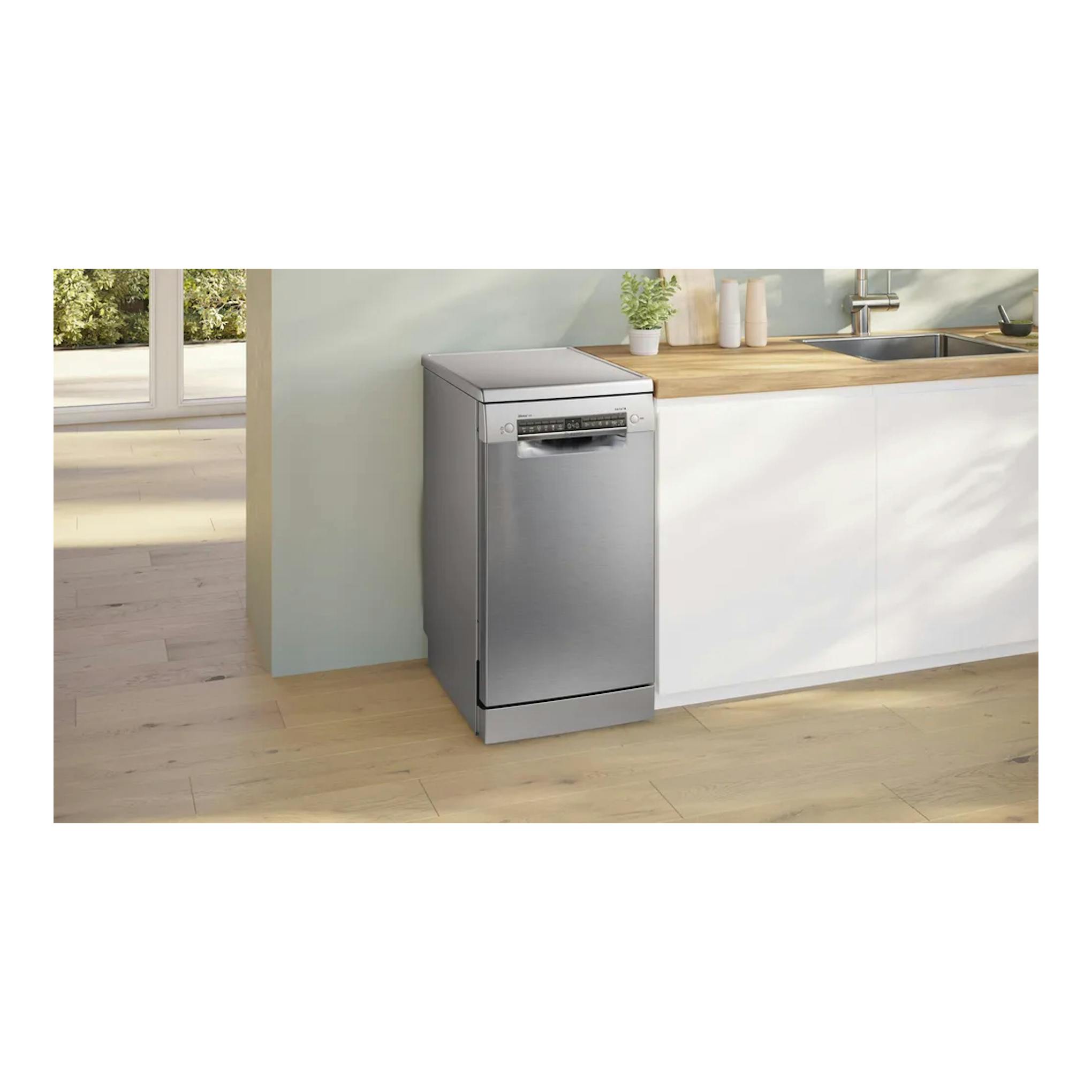 Lavavajillas Bosch SPS4EMI17E de acero inoxidable, vista frontal en cocina, junto a encimera.