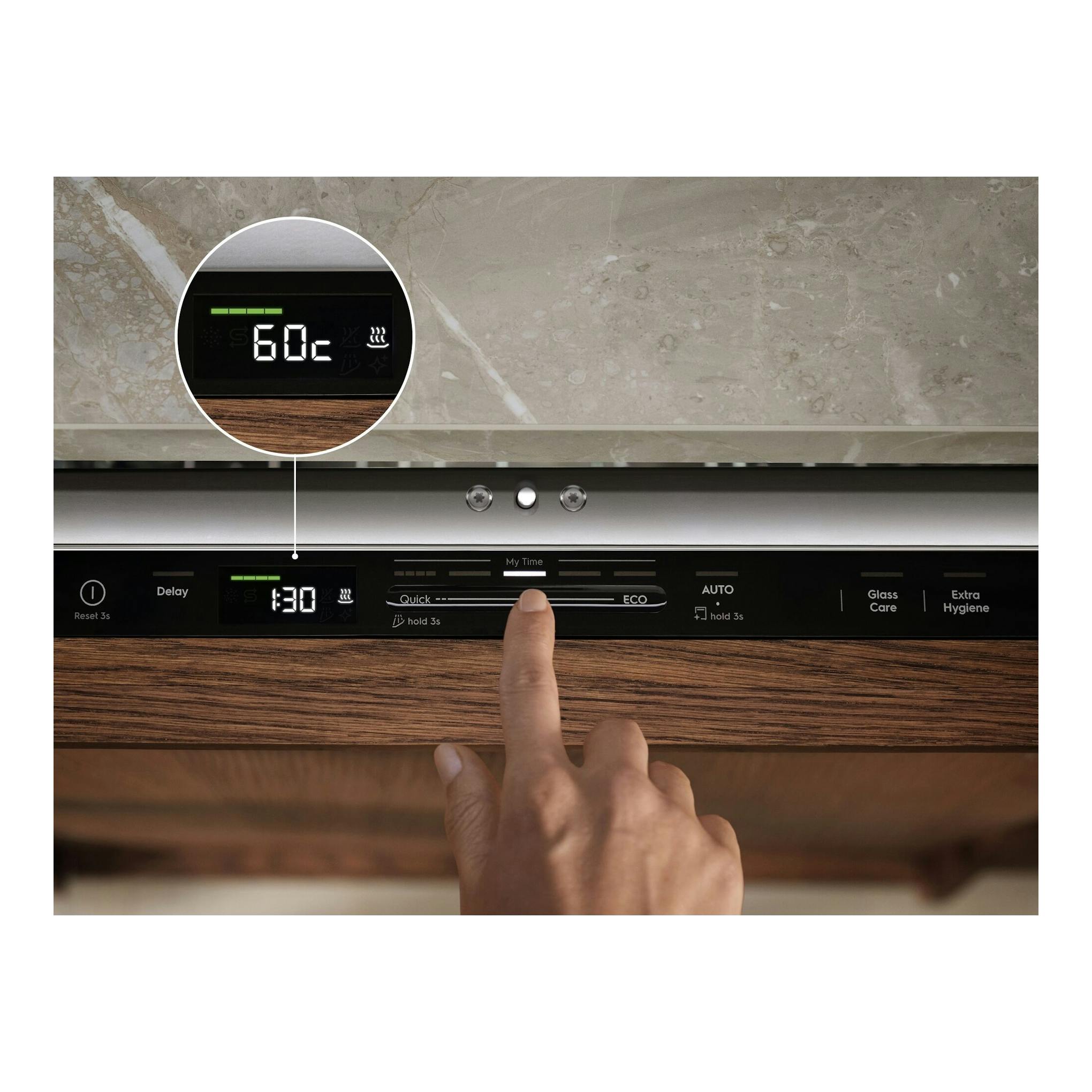Lavavajillas integrable Electrolux E62LB100S, vista frontal del panel negro con display, mano pulsando ECO.