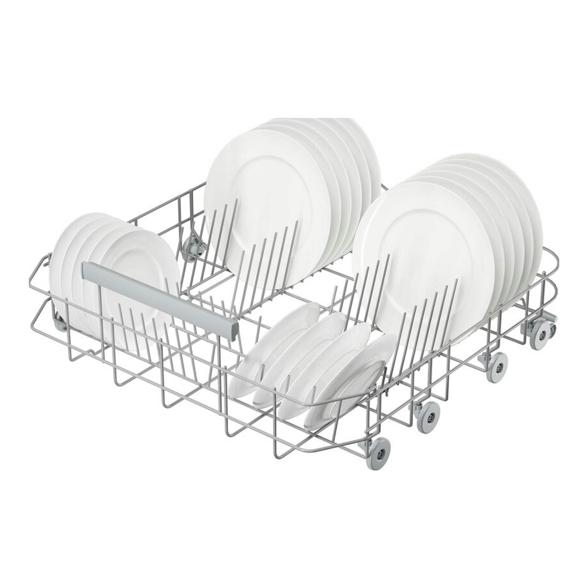 Electrolux E62LB100S: cesta de lavavajillas con platos blancos, vista en ángulo sobre fondo blanco.