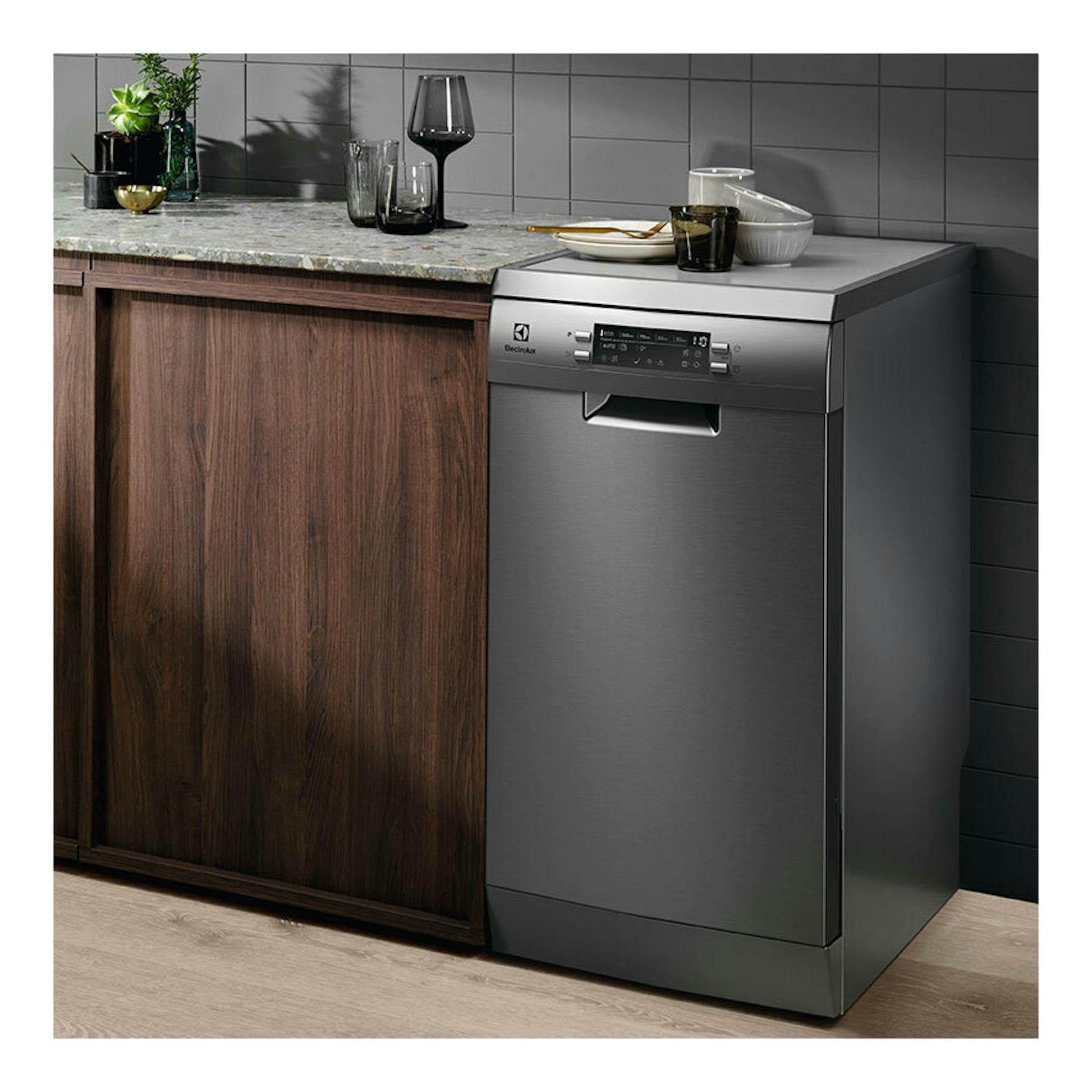 Lavavajillas Electrolux ESS42220SX de acero inoxidable, vista frontal en cocina.