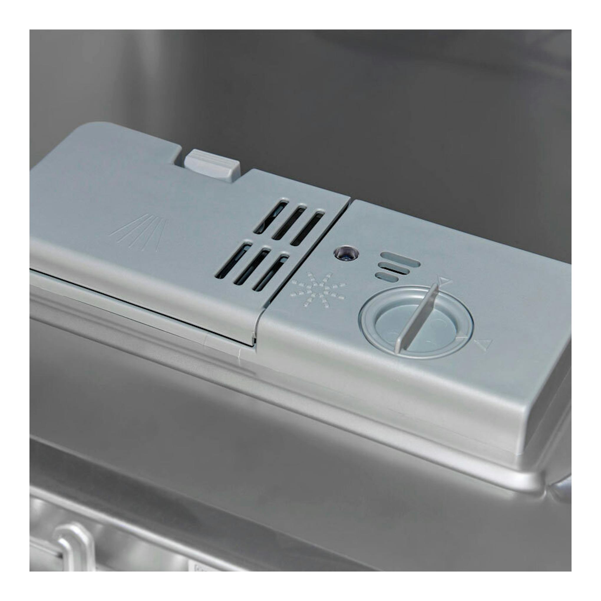 Lavavajillas Exquisit GSP508-030D blanco, vista en primer plano del dosificador de detergente y abrillantador.