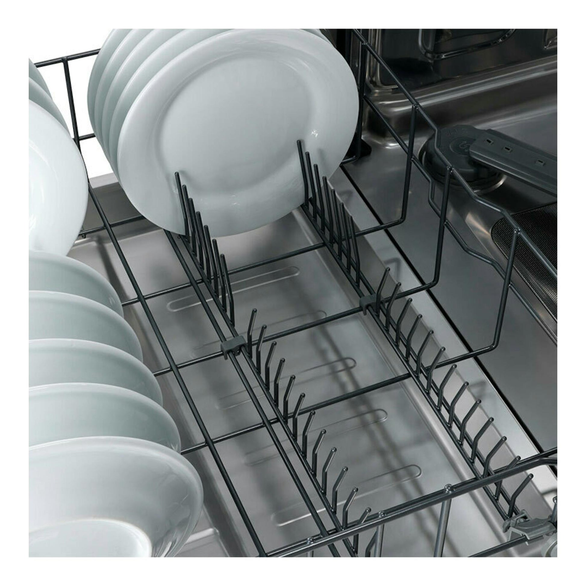 Interior de lavavajillas Fagor 4LVF635 de 60 cm, con cestas negras y platos blancos vistos desde arriba.