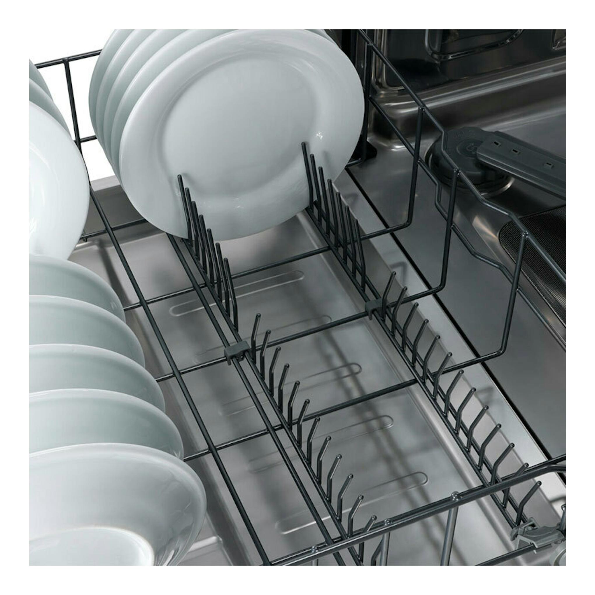 Interior de lavavajillas Fagor 4LVF635 de 60 cm, con cestas negras y platos blancos vistos desde arriba.