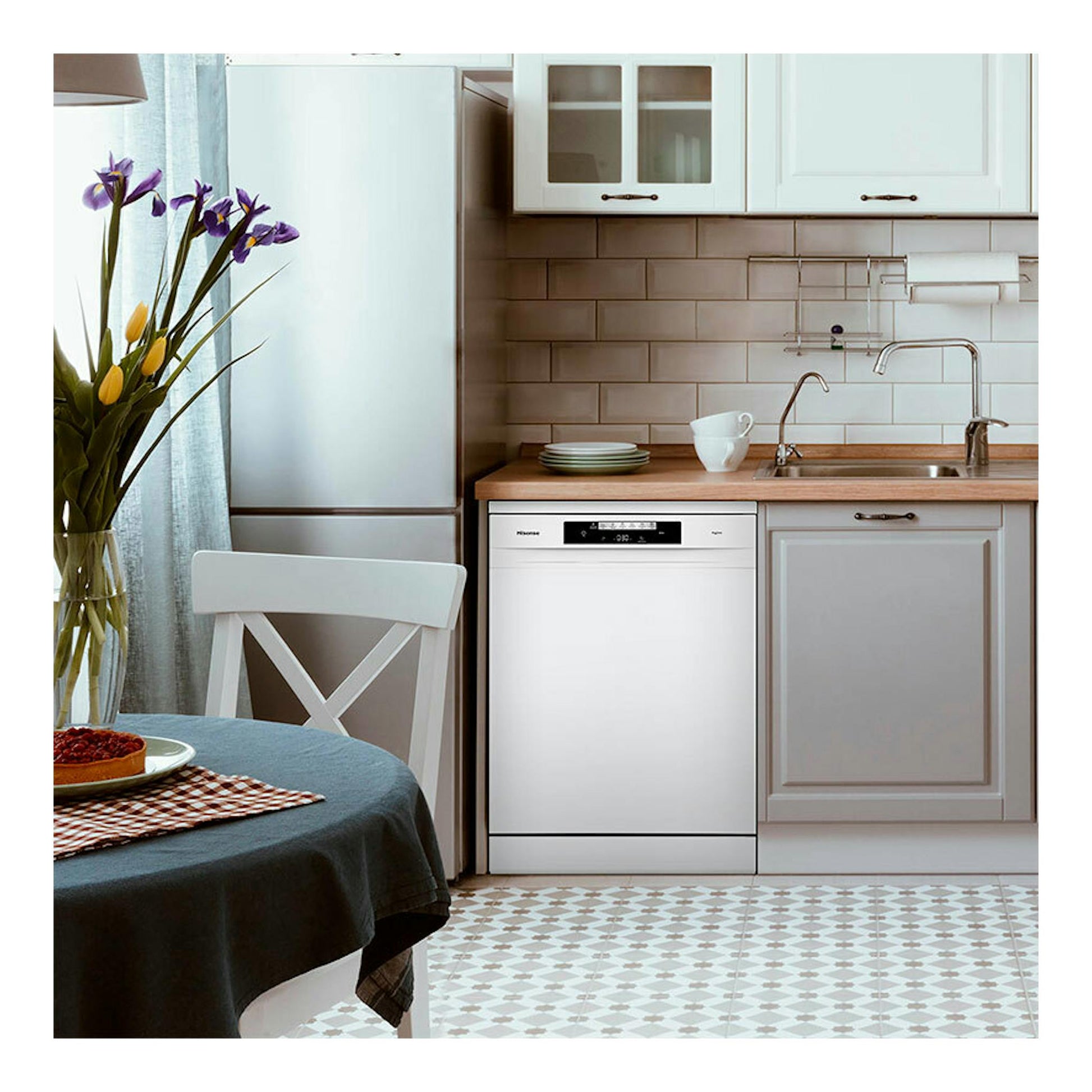 Lavavajillas Hisense HS642C60W blanco de 60 cm, vista frontal, integrado bajo encimera.