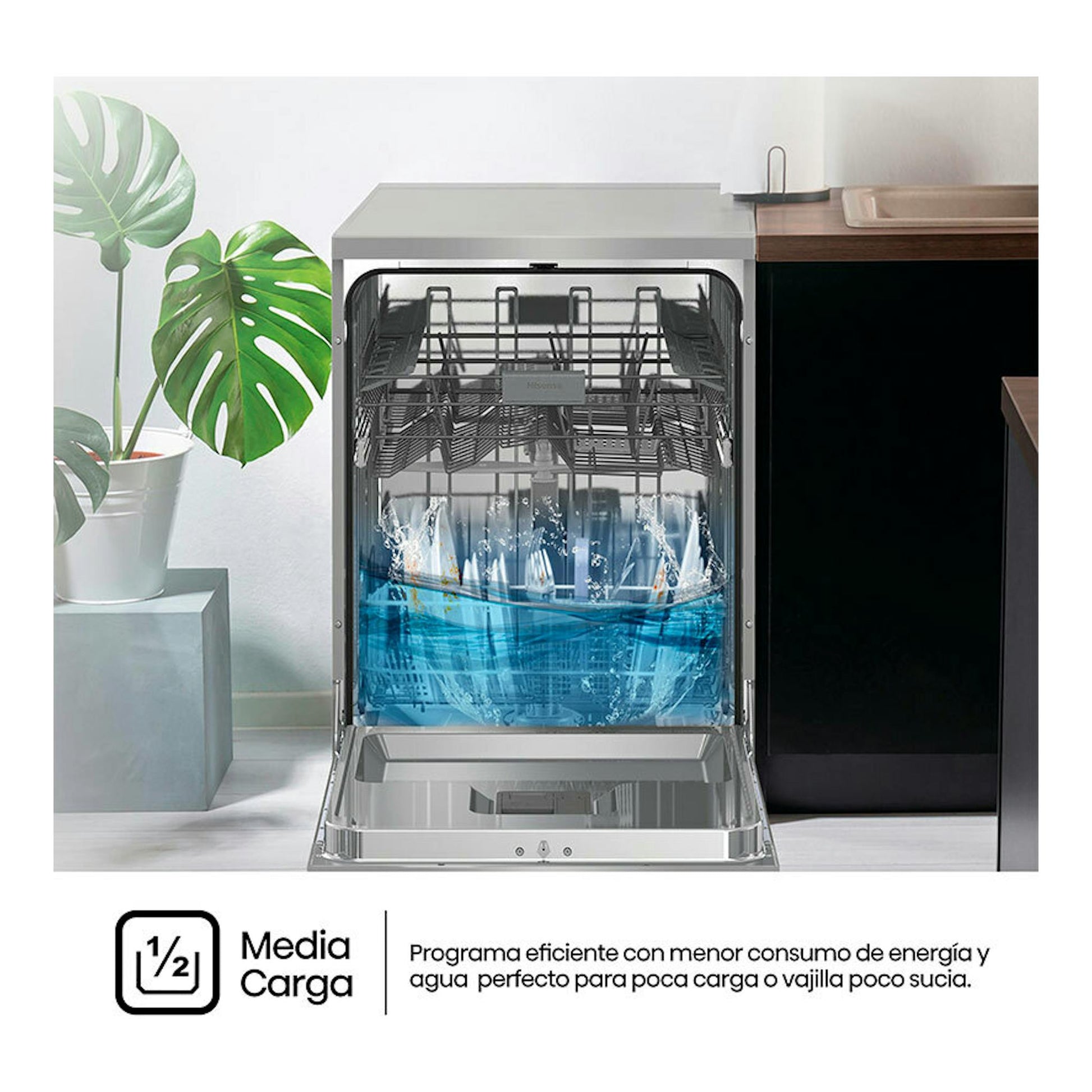 Lavavajillas Hisense HS642C60X de 60 cm en acero inoxidable, vista frontal abierta en cocina.