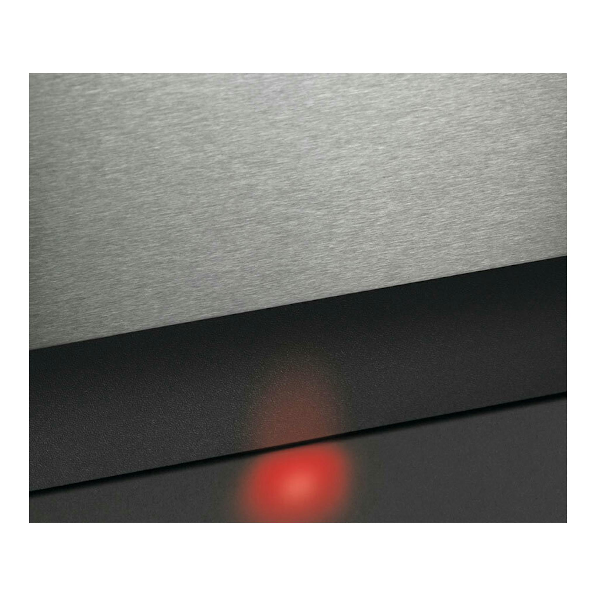 Lavavajillas integrable AEG FSE7572AP, vista en primer plano del panel de acero inoxidable con luz roja.