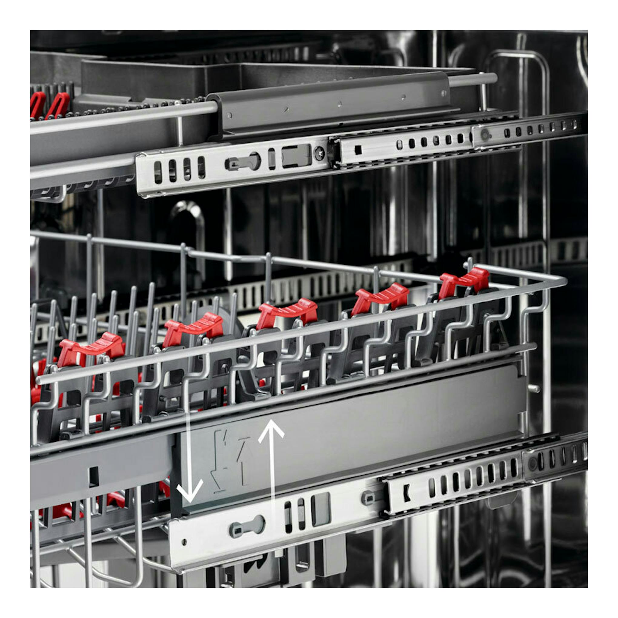 Lavavajillas integrable AEG FSE7572AP, interior con cestas metálicas y raíles de ajuste de altura.