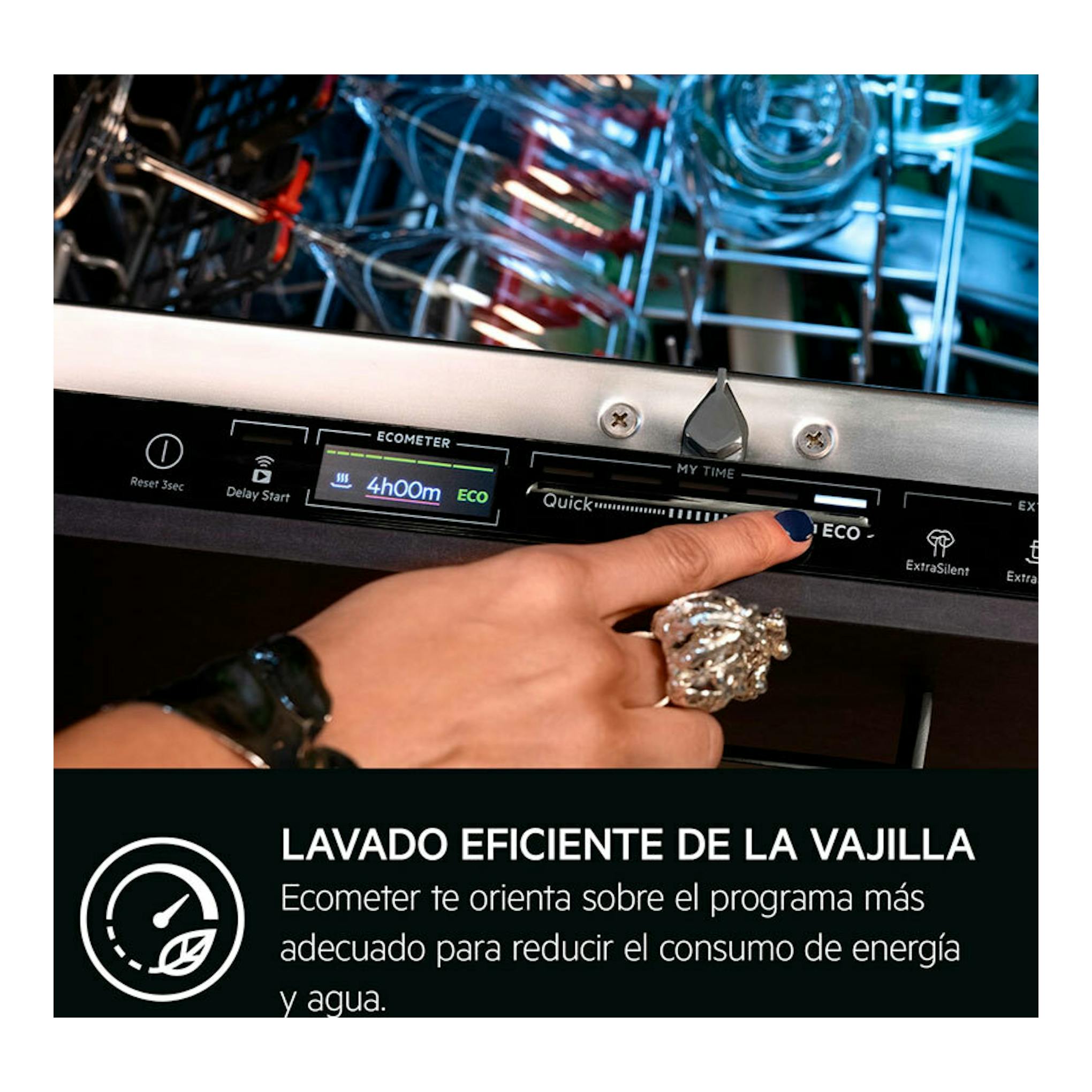 Primer plano del panel táctil de un lavavajillas integrable AEG FSE77728P, con una mano señalando ECO.