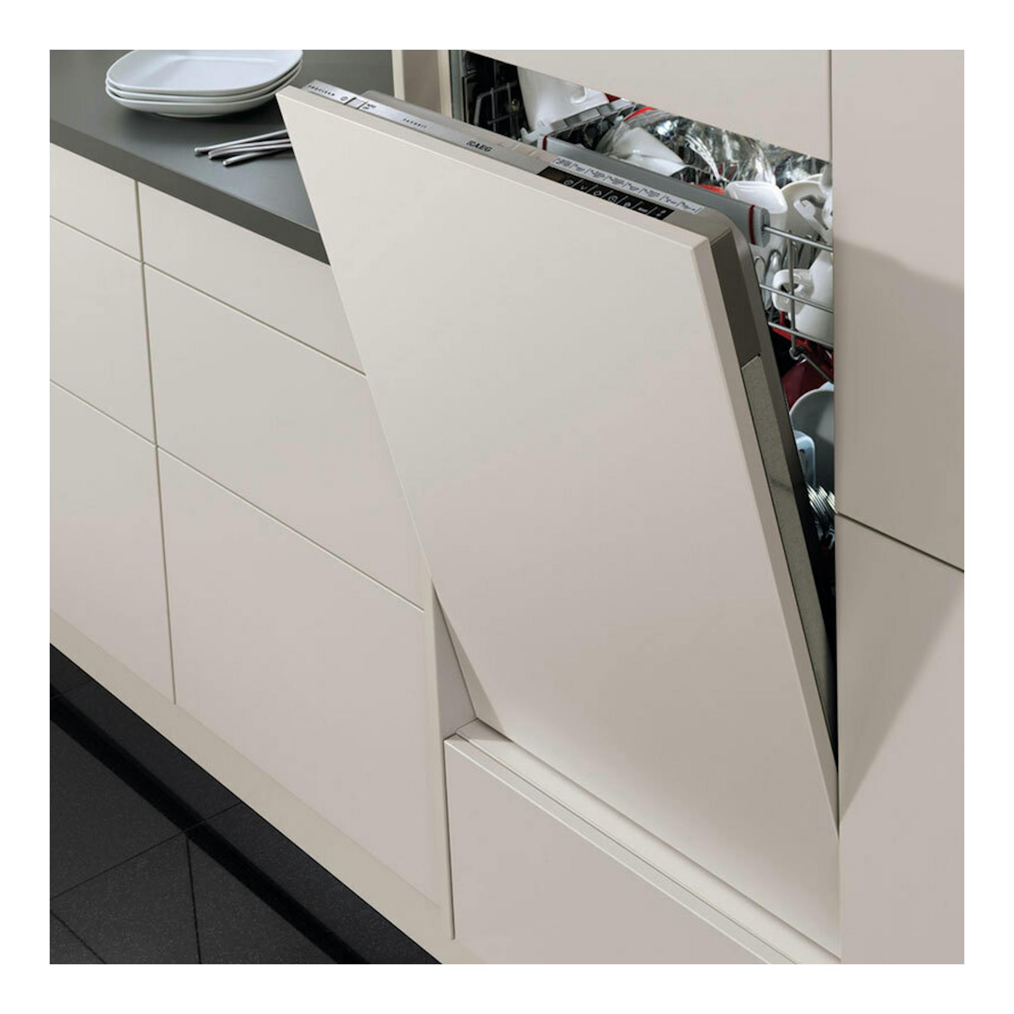 Lavavajillas integrable AEG FSE96808P blanco, con la puerta abatible abierta en una cocina blanca.