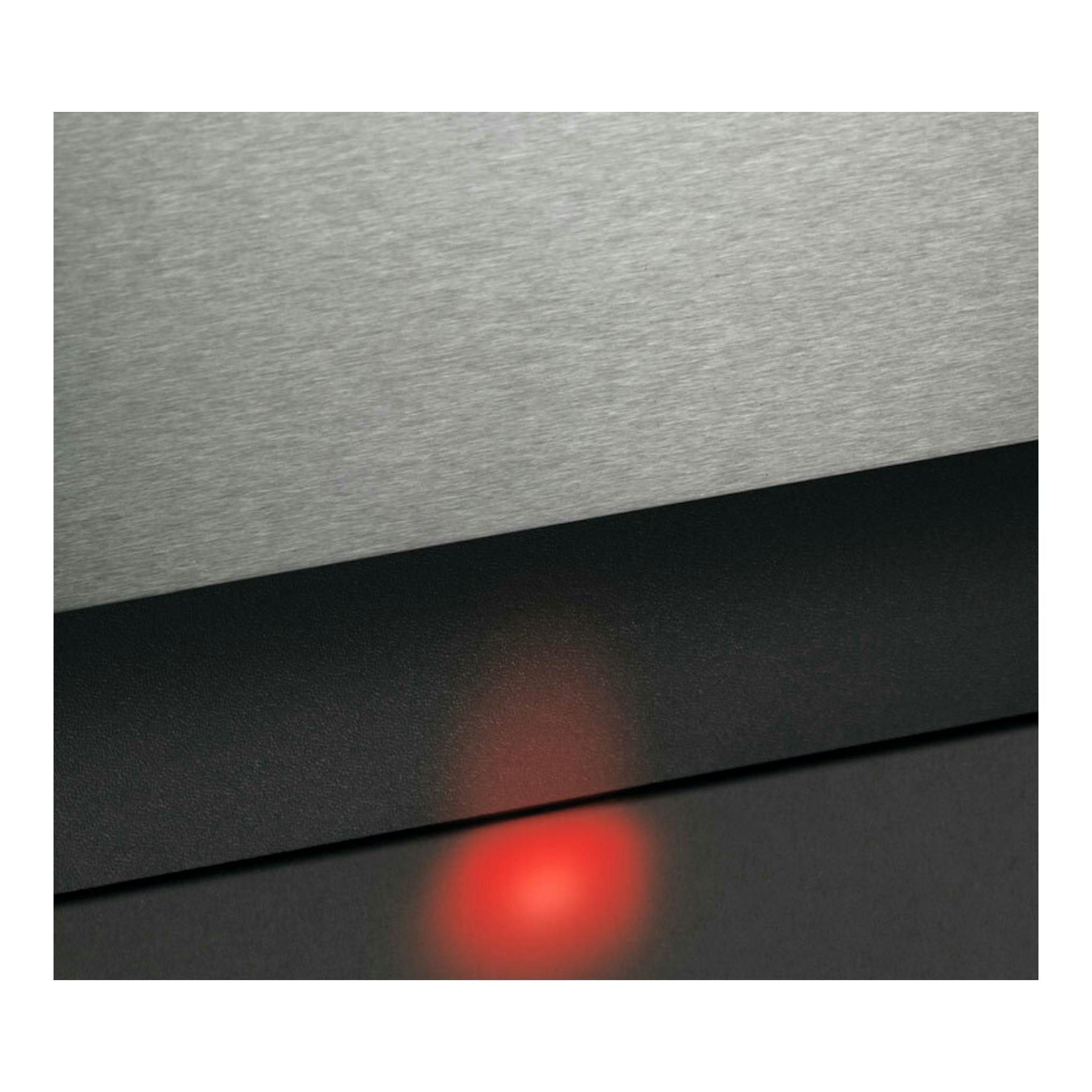 Lavavajillas integrable AEG FSE96808P de acero inoxidable, vista en detalle con luz roja.
