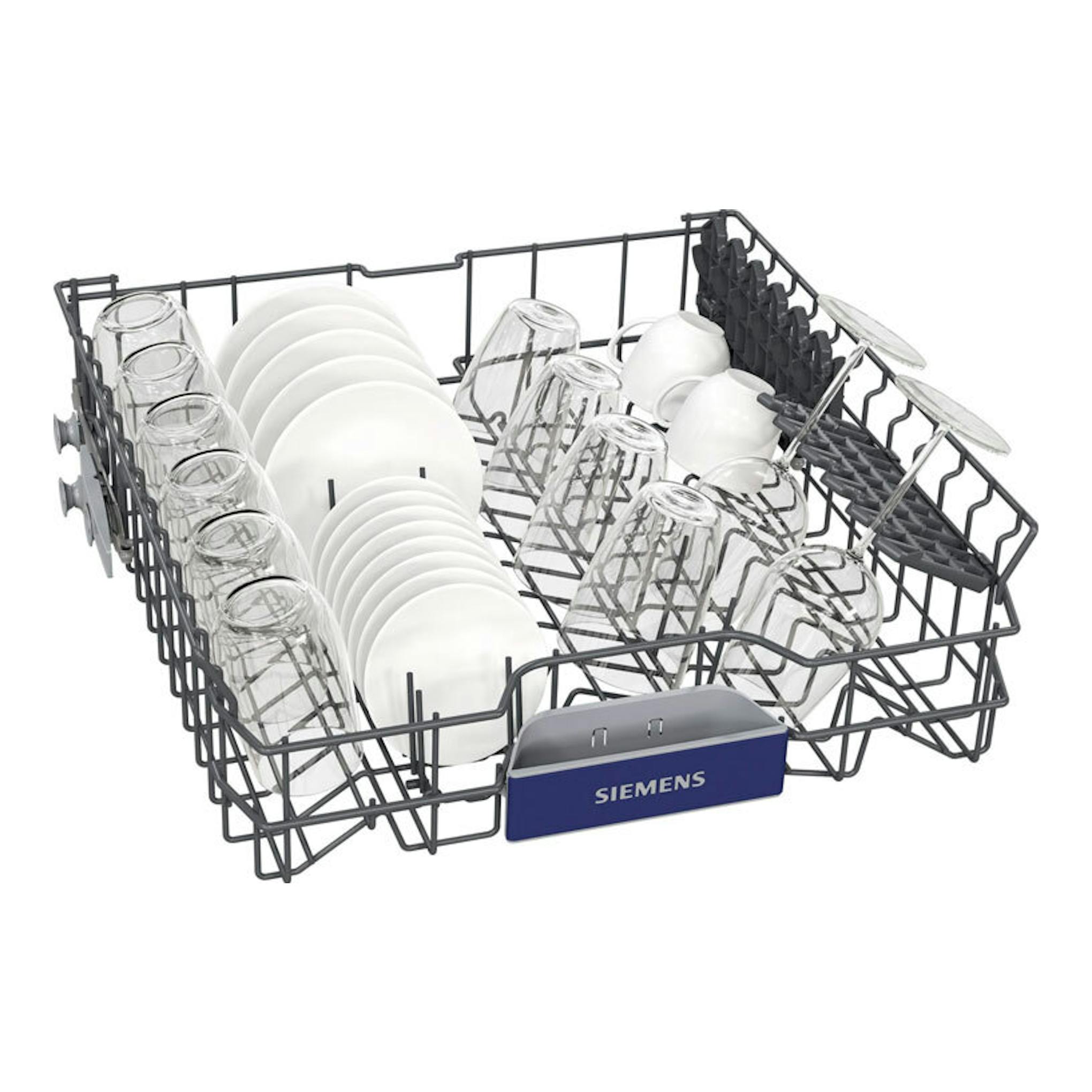 Cesta de lavavajillas Siemens con platos, vasos y copas, vista en ángulo sobre fondo blanco.