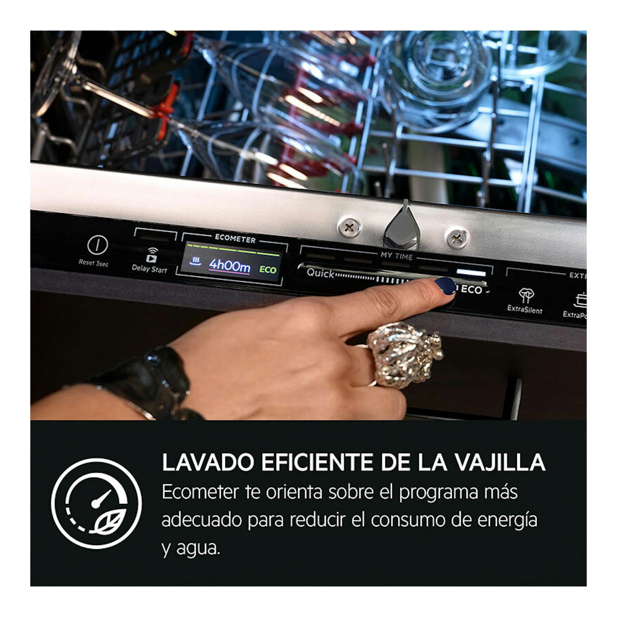 Lavavajillas integrable AEG FSE76727P, primer plano del panel negro con una mano seleccionando ECO.