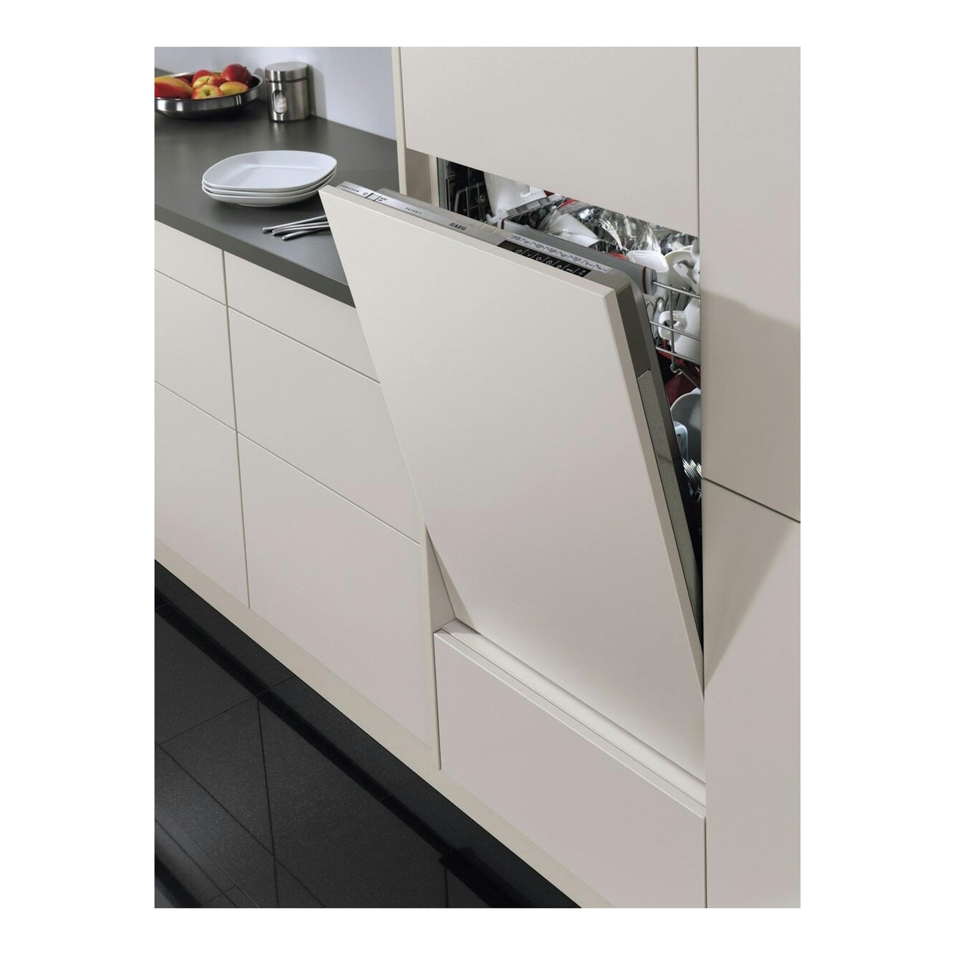 Lavavajillas integrable AEG FSE77707P blanco, visto en ángulo con la puerta abierta y cestas visibles.