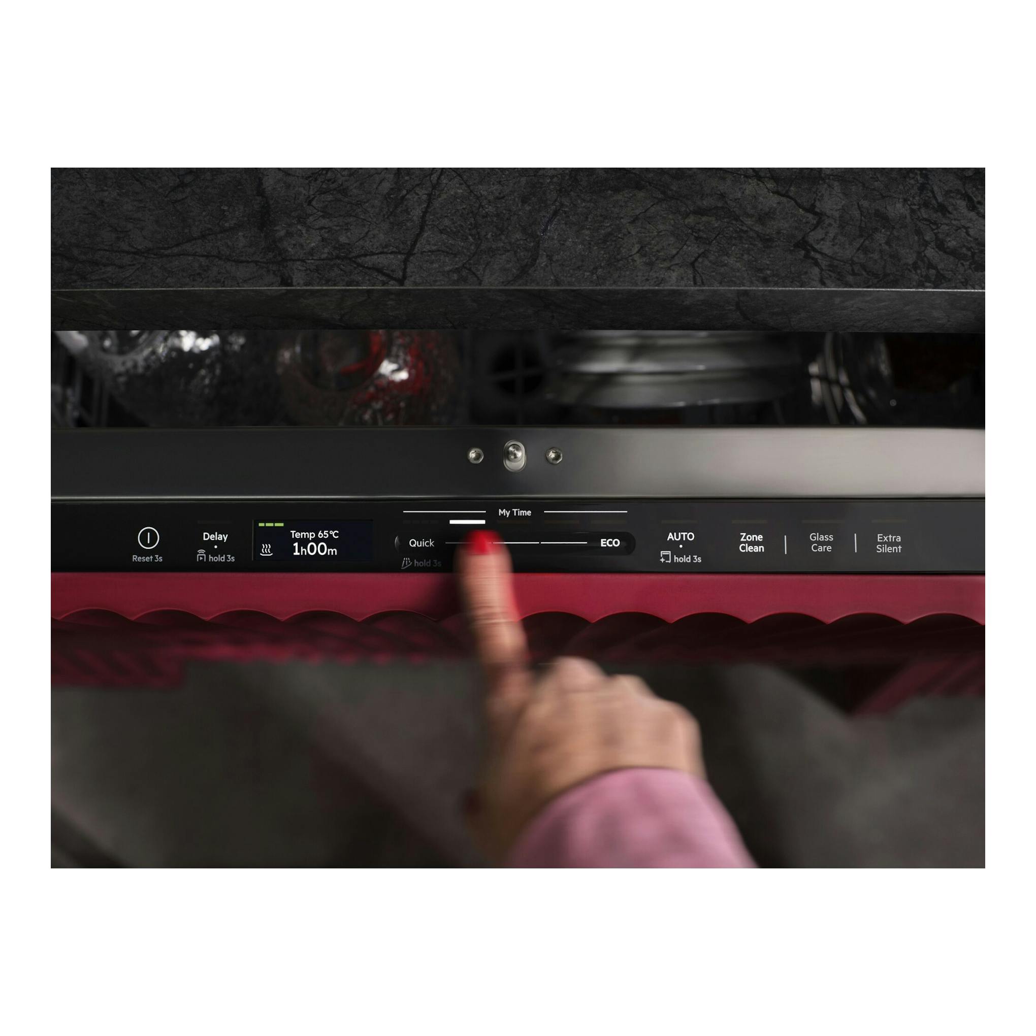 Lavavajillas integrable AEG GI8700A2PN, vista frontal, panel negro táctil con programas y un dedo pulsando.