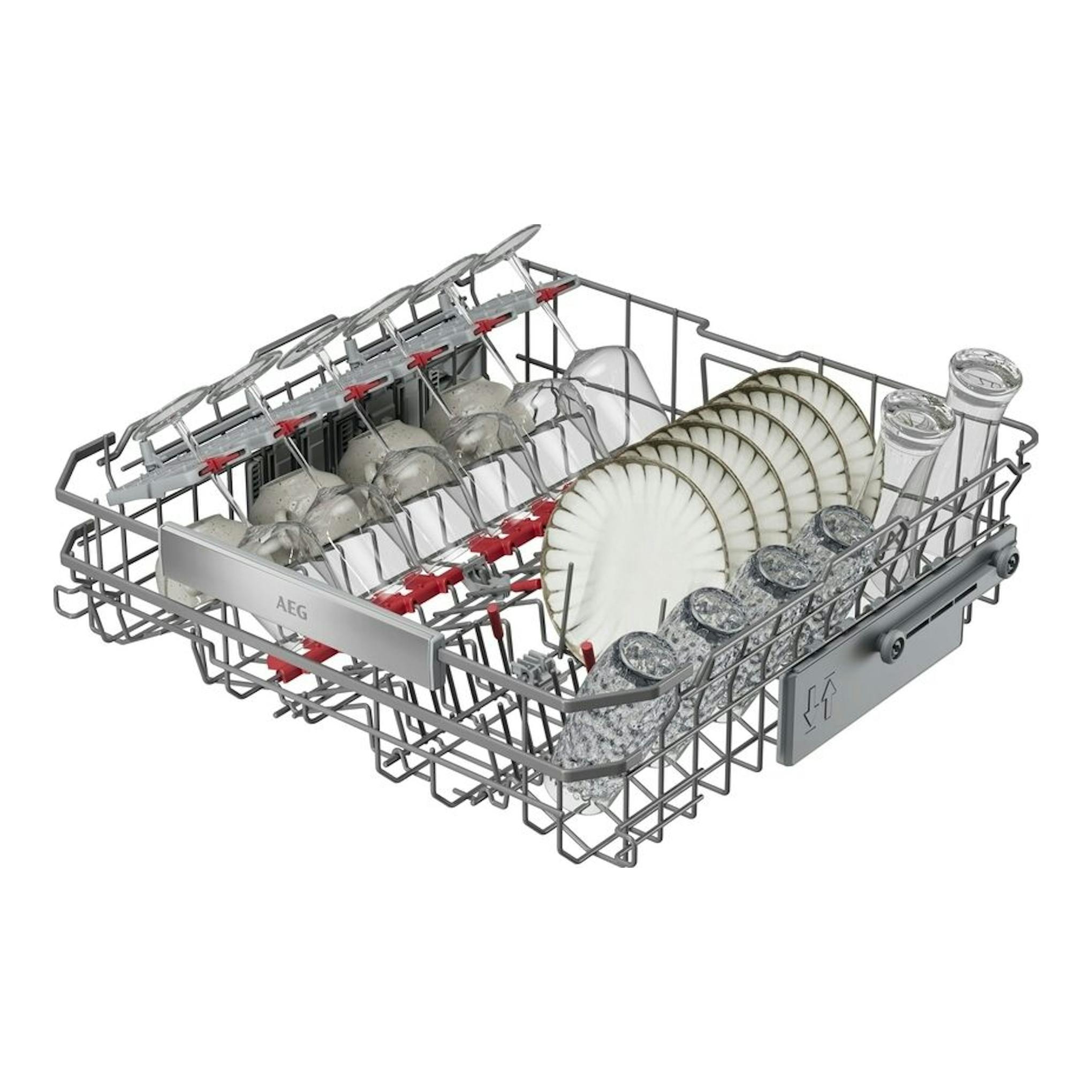 Cesta de lavavajillas AEG GI8700A2PN, vista en 3/4, gris, con platos, vasos y copas.