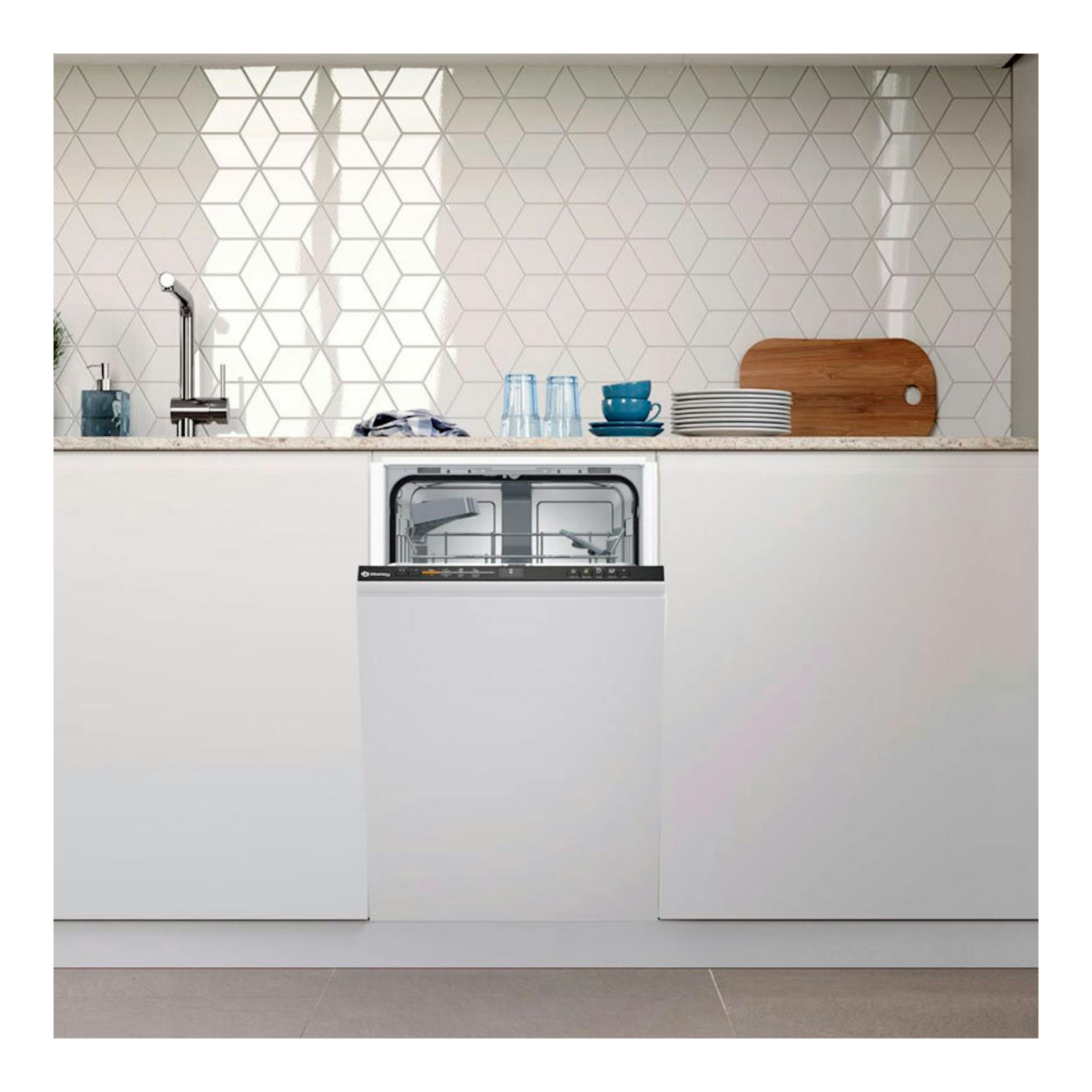Lavavajillas integrable Balay 3VT4032NA de 45 cm, vista frontal, en cocina blanca con puerta abierta.