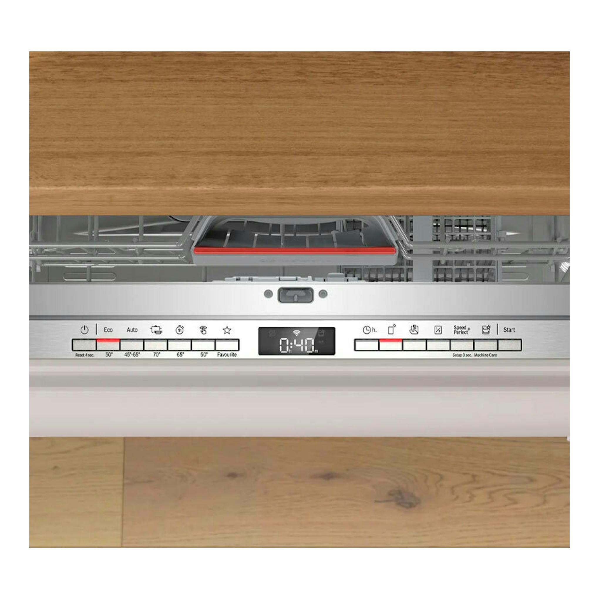 Lavavajillas integrable Bosch SMH4EVX08E, vista frontal abierta con panel de control plateado.