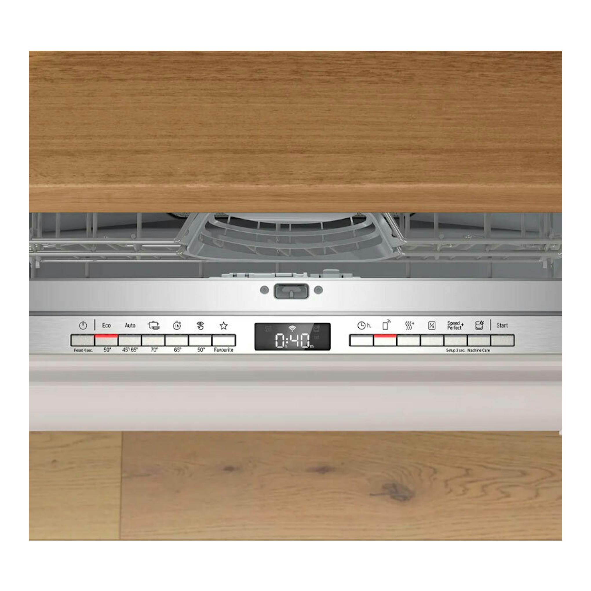 Lavavajillas integrable Bosch SMH4HVX03E, vista frontal abierta, panel blanco con pantalla y frente de madera.