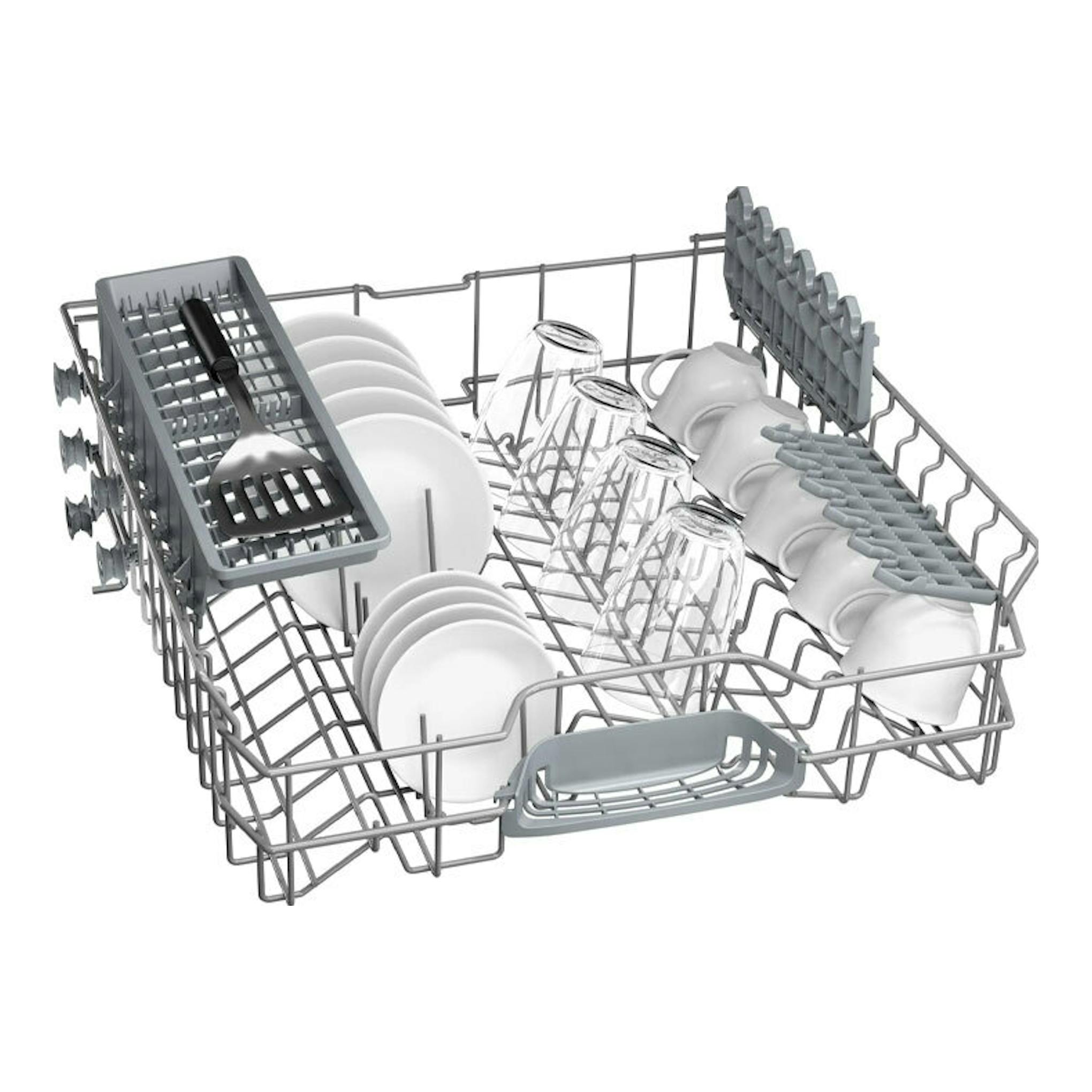 Cesta inferior gris de lavavajillas Bosch SMV2ITX09E con platos, vasos y tazas, vista en ángulo.