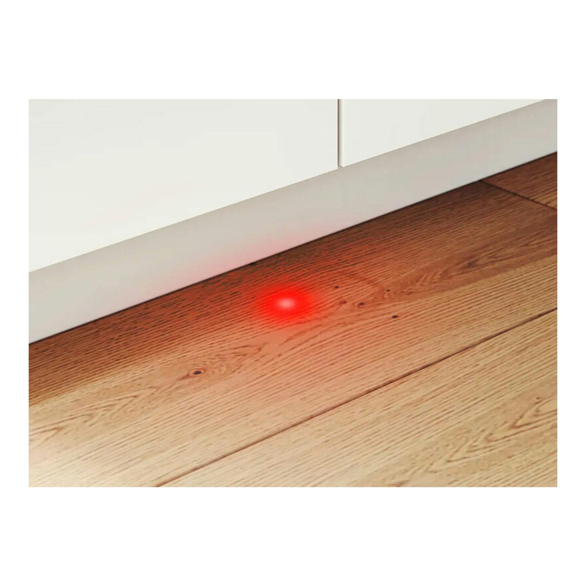Lavavajillas integrable Bosch SMV4ECX28E blanco, vista frontal parcial, con luz roja en el suelo.