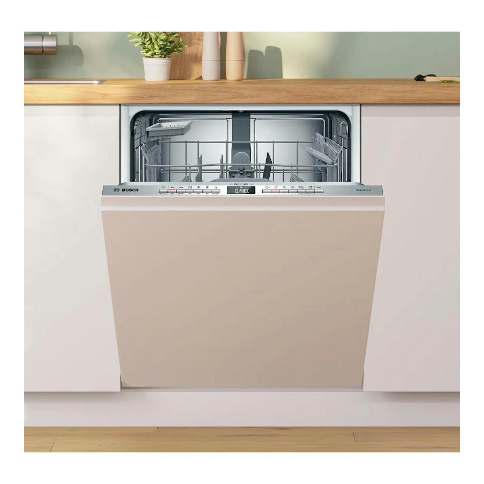 Lavavajillas integrable Bosch SMV4HAX19E, vista frontal en cocina, con puerta abierta y panel plateado.