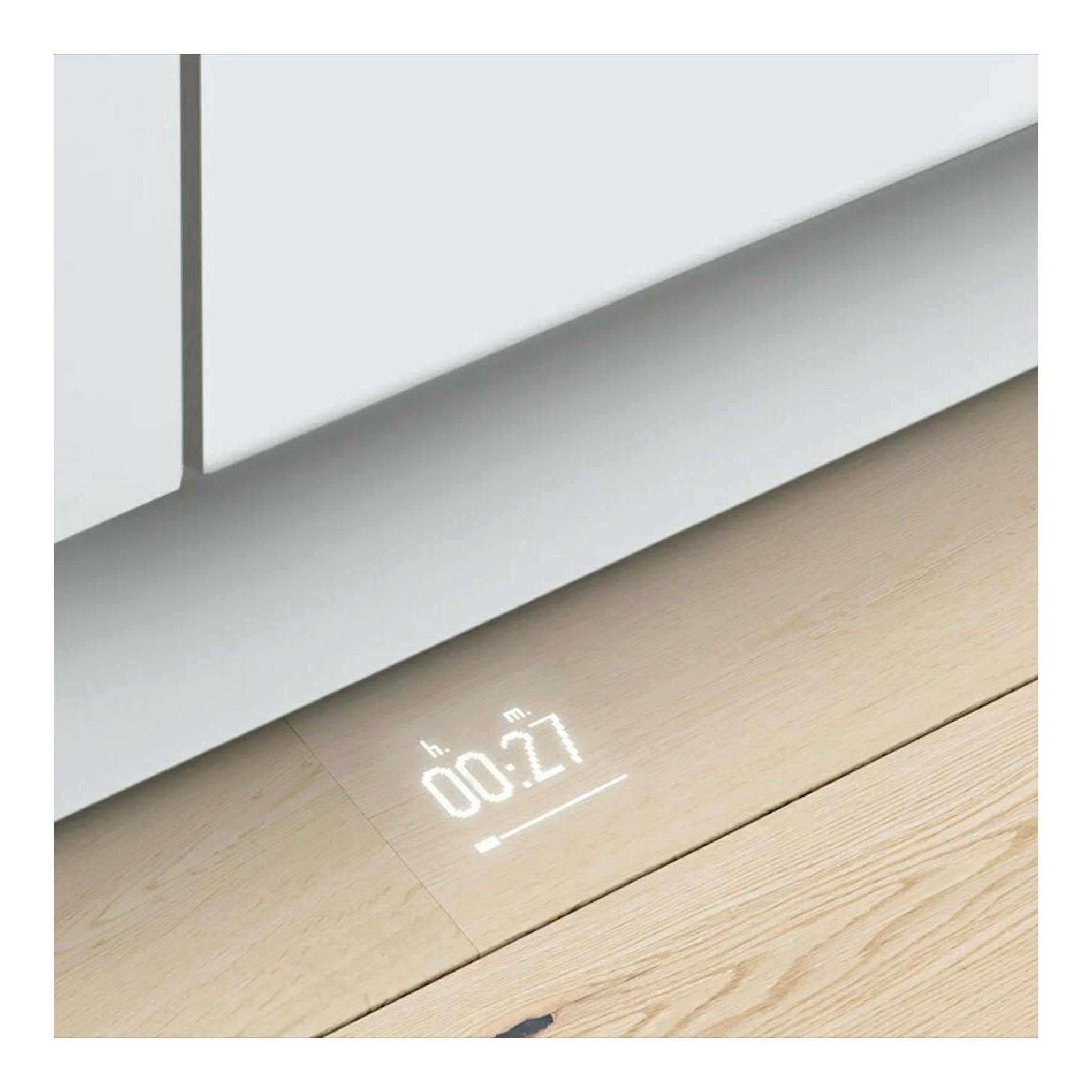Lavavajillas integrable Bosch SMV6ZCX10E, panel blanco, vista frontal parcial con tiempo proyectado en el suelo.