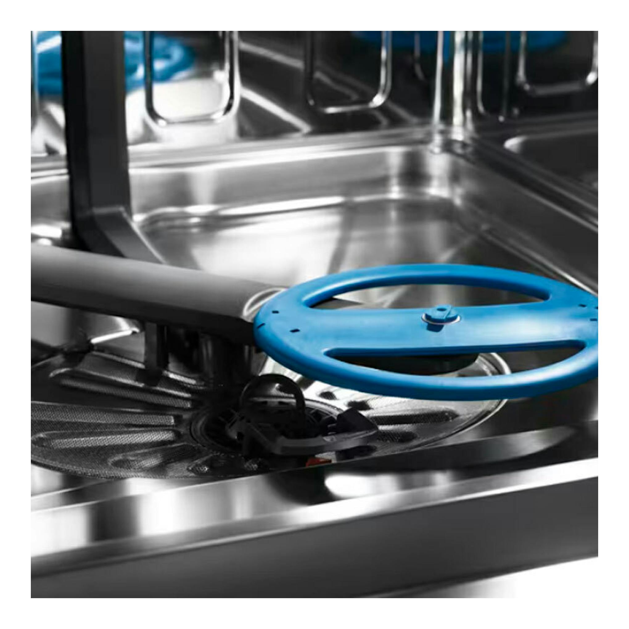 Interior de lavavajillas integrable Electrolux EEG68500L, con brazo rociador azul en primer plano.