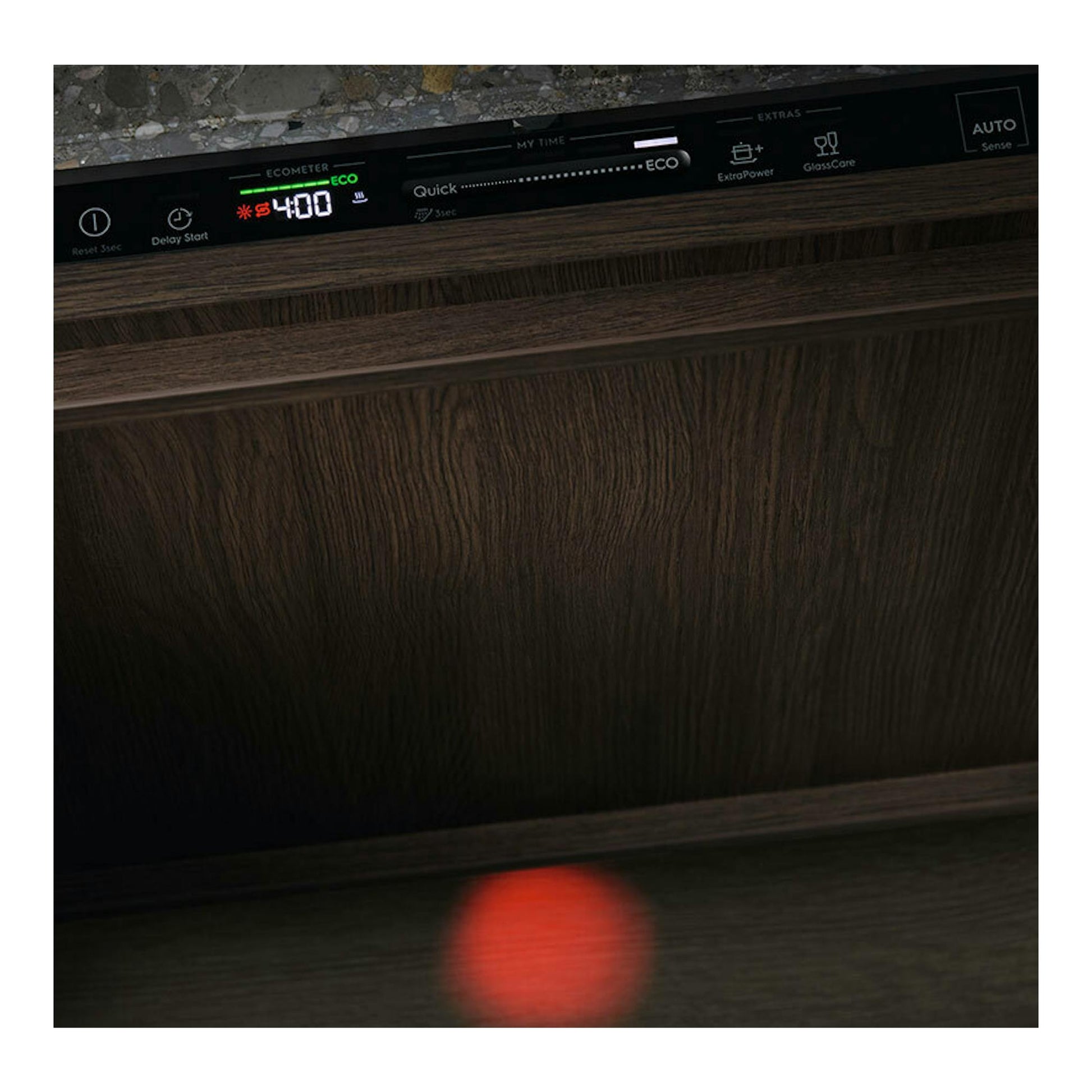 Lavavajillas integrable Electrolux EES47400L, vista frontal parcial del panel negro con display sobre frente efecto madera.