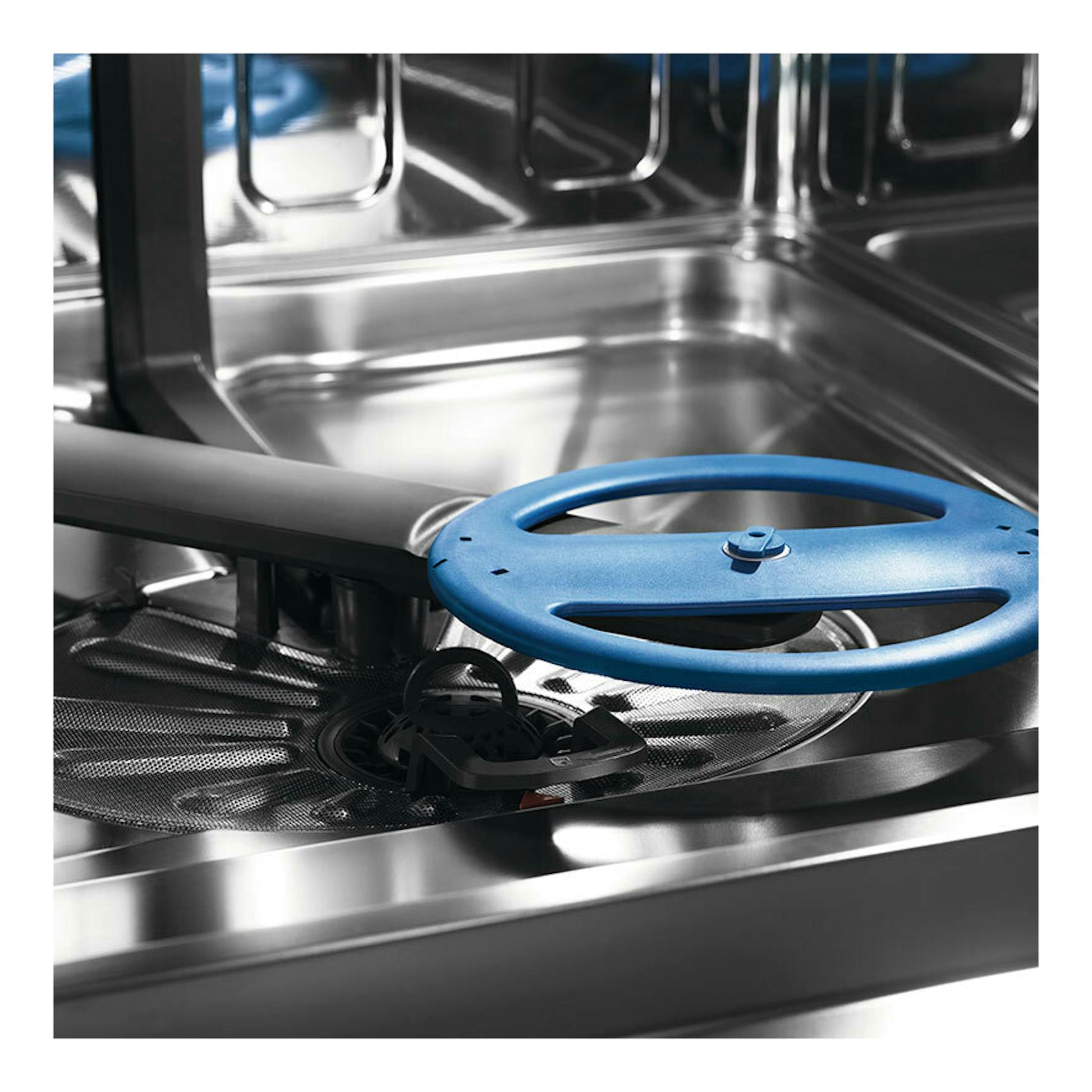 Interior de lavavajillas integrable Electrolux EES47400L, vista frontal, cesto inferior y brazo rociador azul.