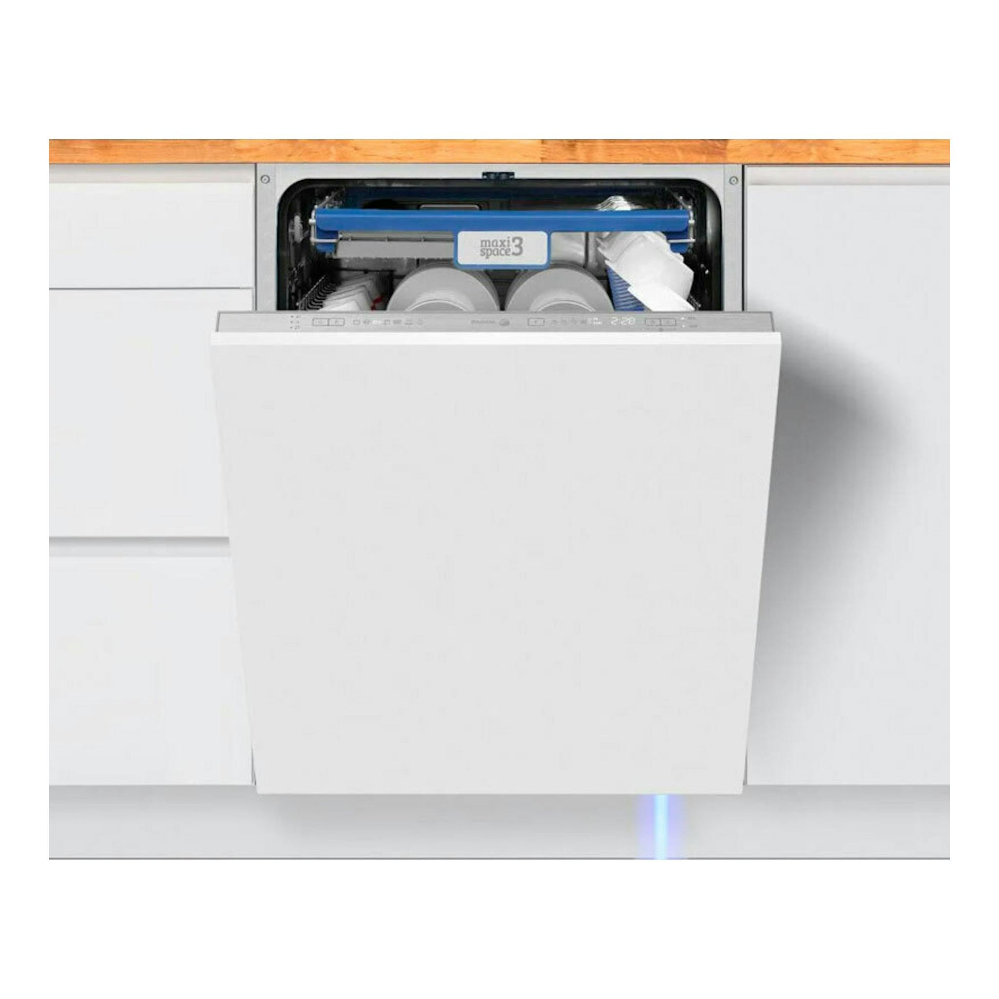 Lavavajillas integrable Fagor 4LVF635ADIT blanco, con la puerta abierta en cocina de frente.