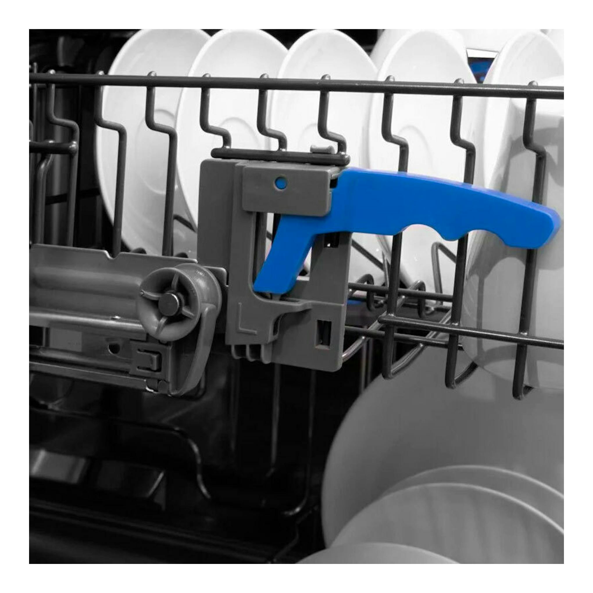Primer plano del interior de un lavavajillas Fagor 4LVF637ADIT con cesta y platos blancos.
