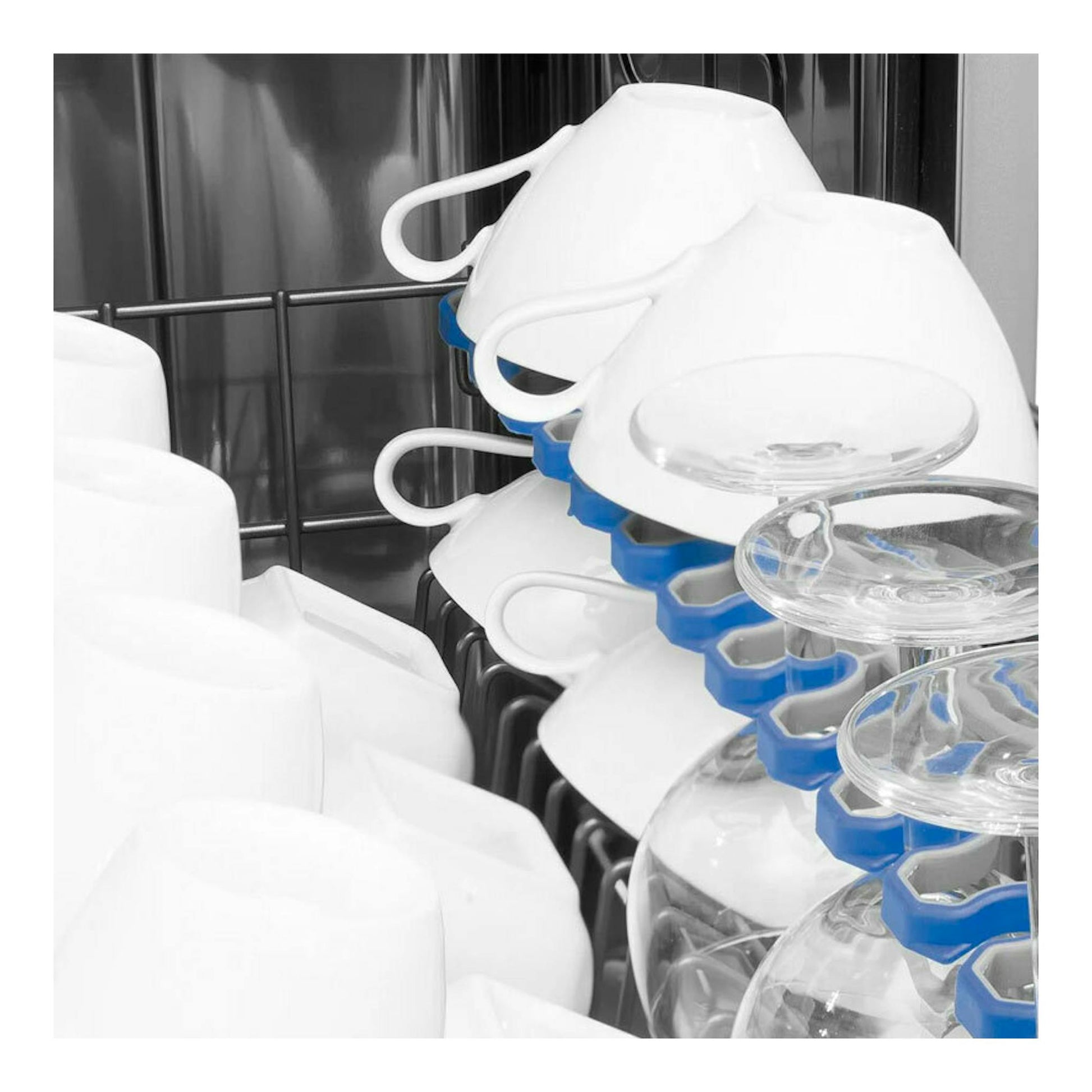 Interior de lavavajillas integrable con tazas blancas y copas de vidrio en las cestas.