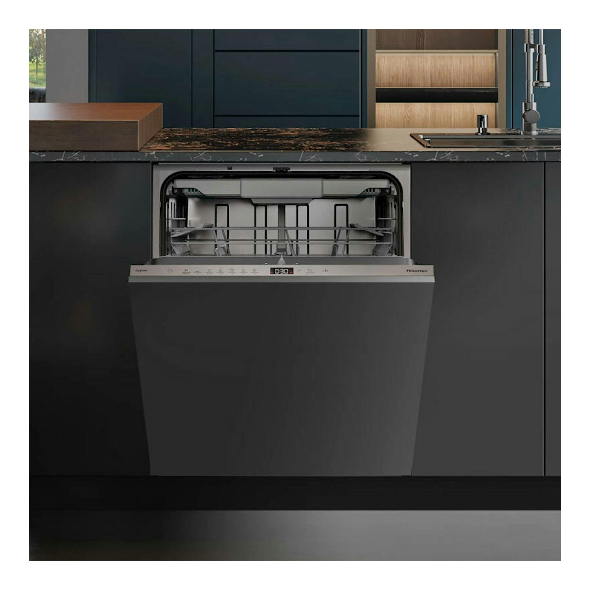 Lavavajillas integrable Hisense HV16D5, vista frontal, abierto, con puerta negra y panel gris en cocina oscura.