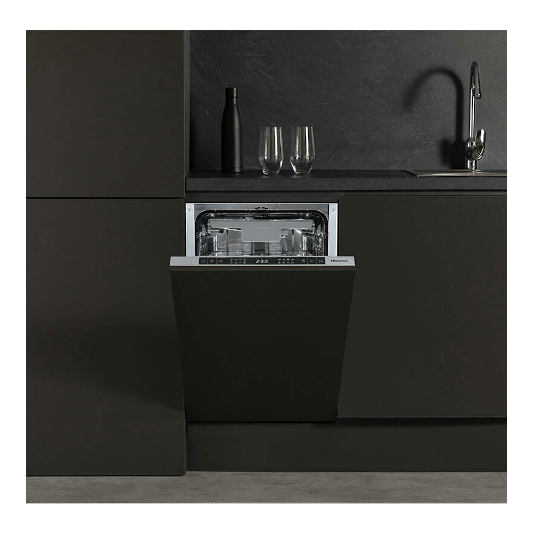 Lavavajillas integrable Hisense HV543D10 negro, visto de frente y con la puerta abierta en una cocina oscura.