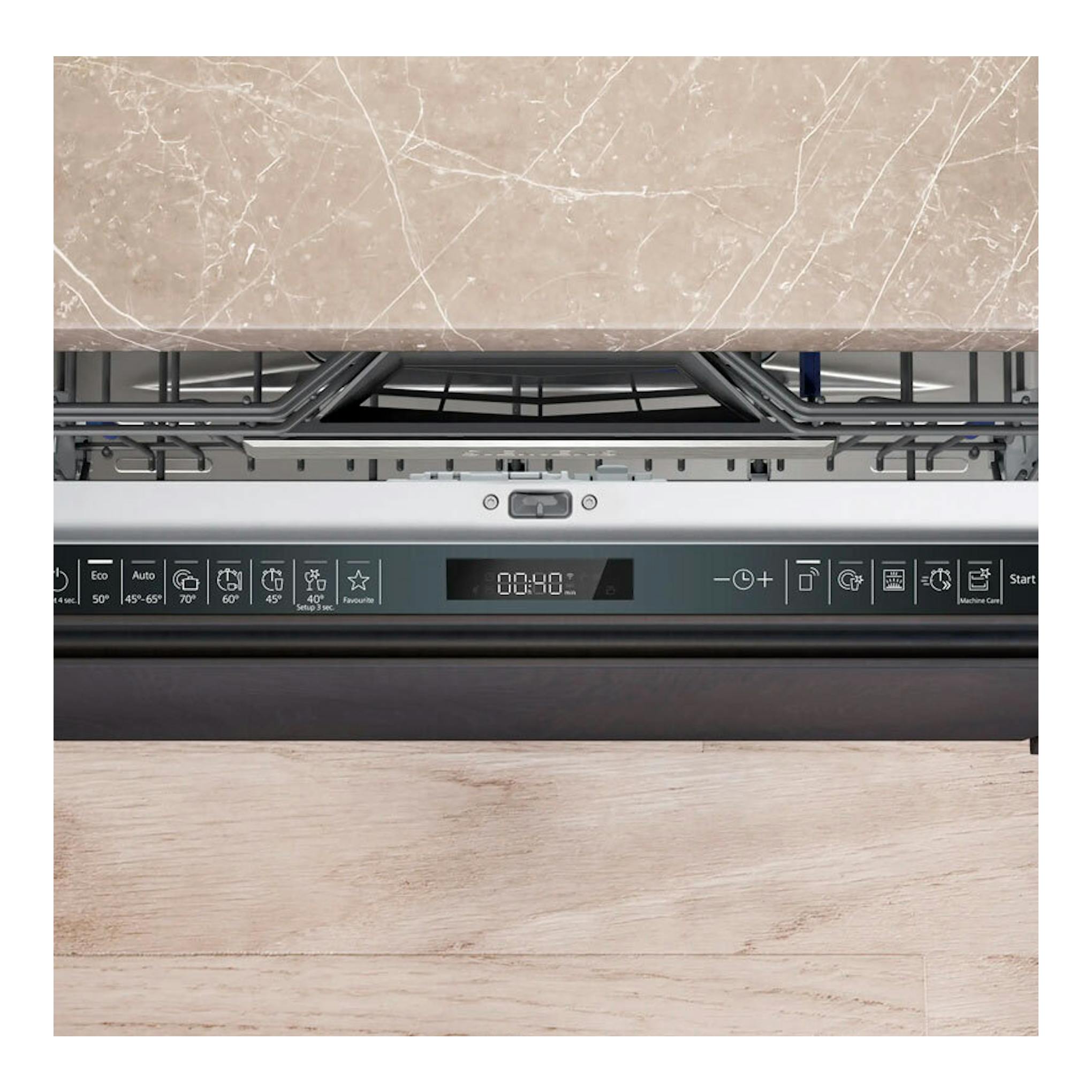 Lavavajillas integrable Siemens SN65ZX17CE, vista frontal con puerta abierta y panel de control negro.