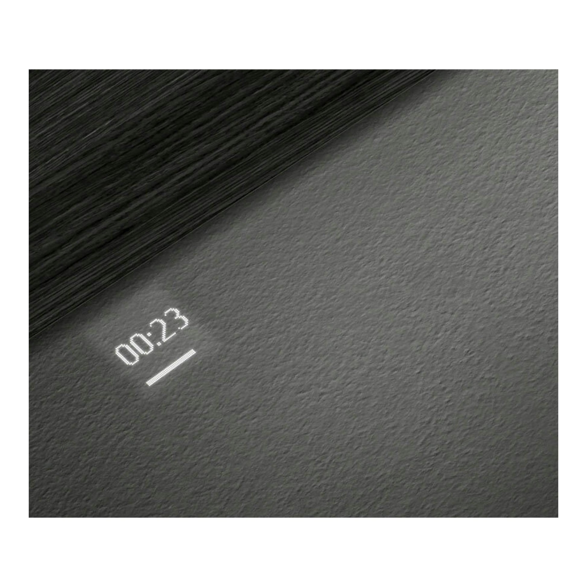 Lavavajillas integrable Siemens SN65ZX17CE, primer plano inclinado de panel negro con display «00:23» iluminado.