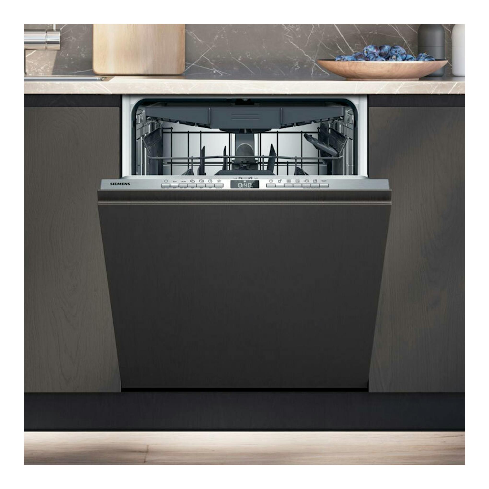 Lavavajillas integrable Siemens SN73EX22CE, puerta abierta, vista frontal, panel negro en cocina.