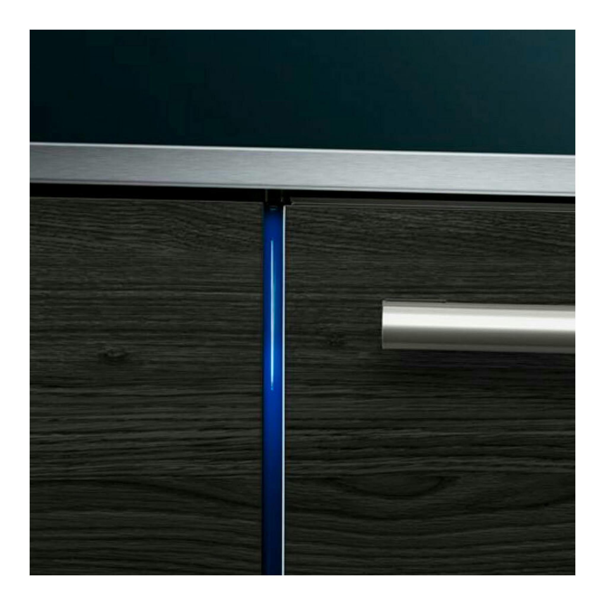 Lavavajillas integrable Siemens SN73EX22CE, vista frontal parcial con panel de madera oscura, tira LED azul y asa metálica.