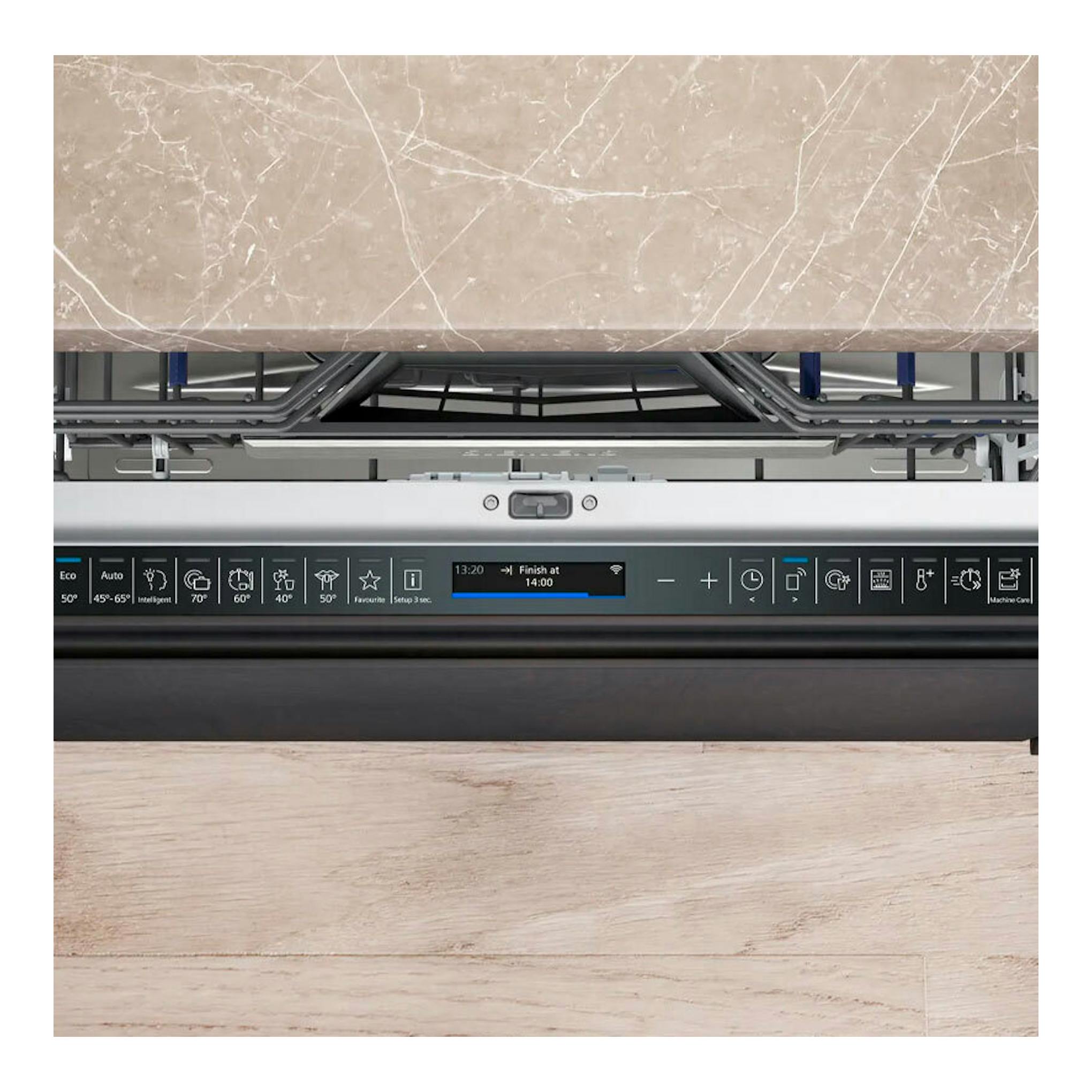 Lavavajillas integrable Siemens SN87TX02CE, puerta abierta, panel táctil negro y cesta superior visible.