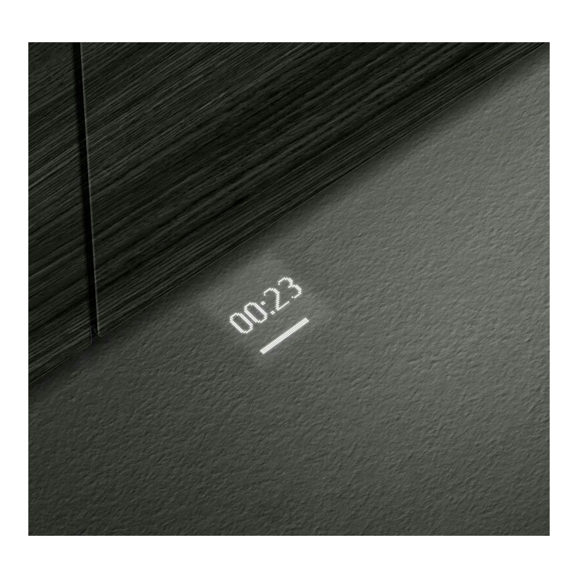 Panel negro de lavavajillas integrable Siemens SN87TX02CE, vista parcial en ángulo, con display “00:23”.